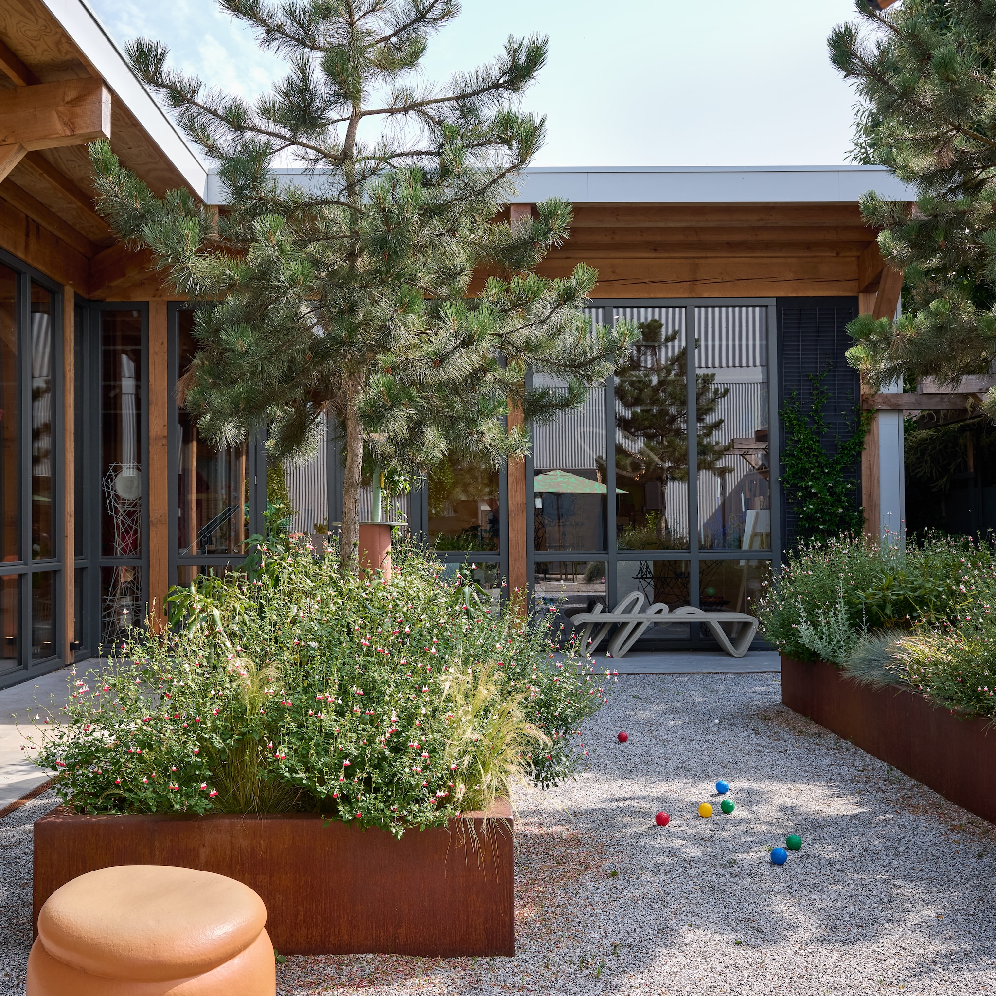 binnenkijken kleurrijke boerderij ontwerpers kiki joost