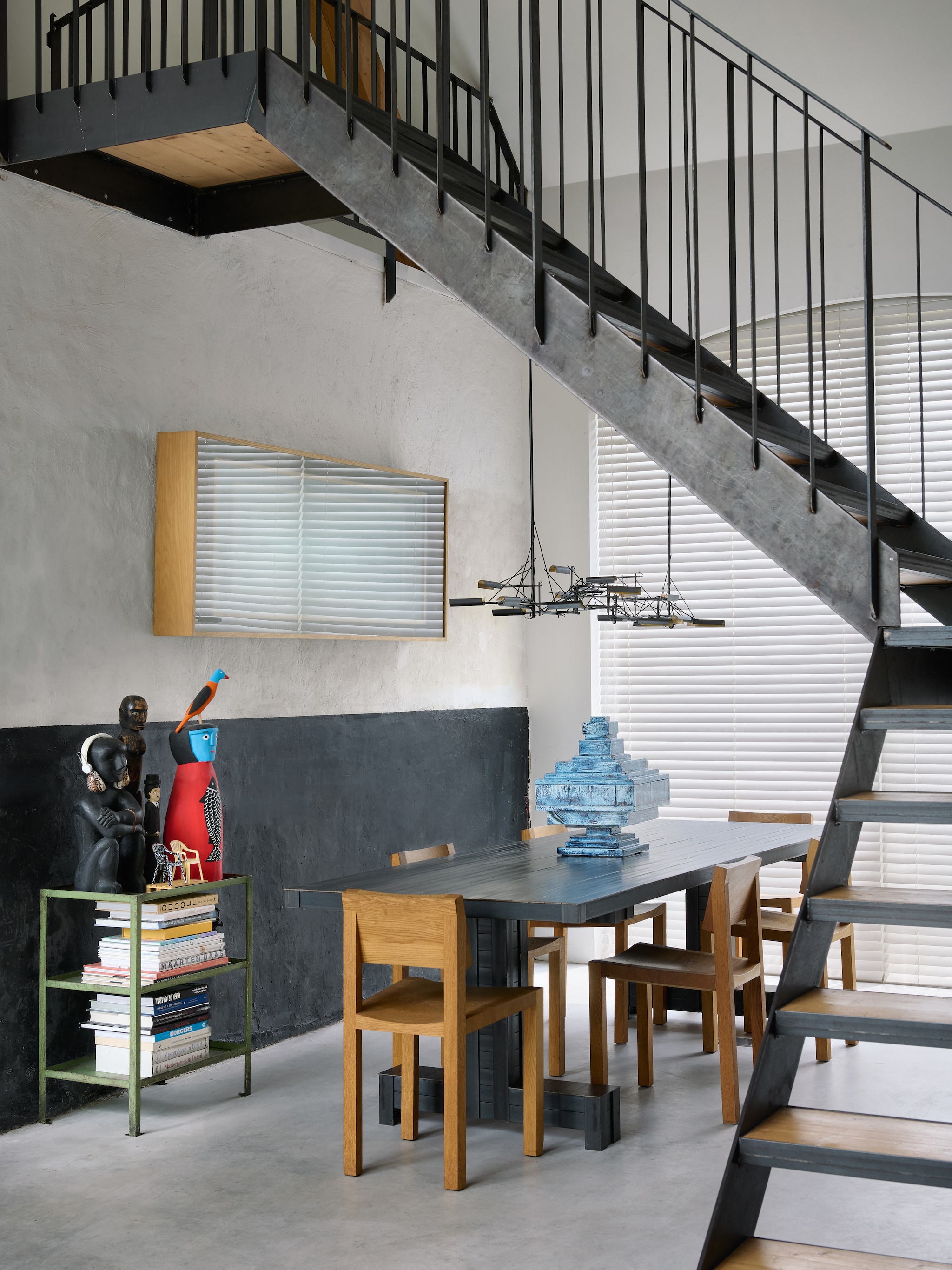 De stalen trap is in het atelier van Kiki & Joost vervaardigd en is een eigen ontwerp. De trap verbindt de leefruimte op de begane grond met de slaap- en badkamers op de eerste verdieping. Stijlvol Wonen 8-2025 | fotografie Kasia Gatkowska