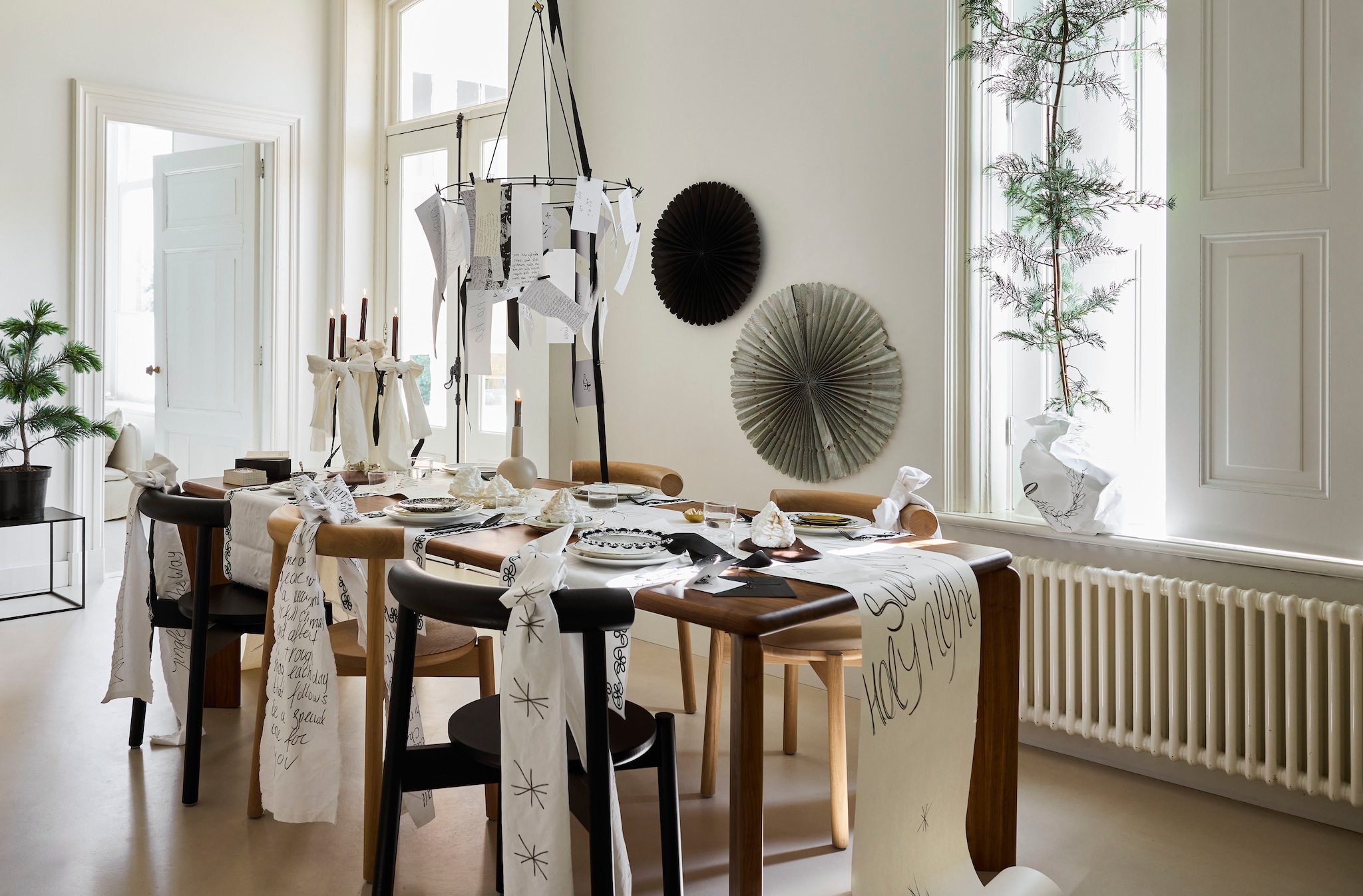 vtwonen bord, porselein, wit, 35,5 cm (Ø) € 44,95, bord, porselein, wit-goud, 25,5 cm (Ø) € 14,95 of als set van 2 € 25,-, theetip, porselein, goud, 7 cm (Ø) set van 4 € 14,95, bestekset, matzwart, 18-delig € 89,- (shop.vtwonen.nl). Xenos gebaksbord, gespikkeld zwart-wit, 18x2,2 cm (Øxh) € 3,99, lepel, gespikkeld zwart-wit, 12,7 cm (l) € 2,49 (xenos.nl). Arket tafelloper, geborduurd katoen, 140x40 cm (lxb) € 29,-, serveerschaal, metaal, beige € 13,- (arket.com). Doing Goods taartschep met gouden strik, gerecycled messing, per set € 75,- (doing-goods.com). H&m home bord, porselein, zwart randje, 20 cm (Ø) € 4,99 (hm.com). Overig privébezit. Mica Decorations kandelaar Christy, alumnium, zwart, 23x23x44 (lxbxh) € 67,95 (shop.vtwonen.nl). Kulu Club placemat Wavy, katoen, wit, 48x38 cm (lxb), set van 2 € 26,95 (shop.vtwonen.nl). Oyoy schaal Toppu, keramiek, zwart, 13x4,5 cm (Øxh) € 29,- (shop.vtwonen.nl). vtwonen speicial | styling Sanne Ketelaar | fotografie Alexander van Berge, Stan Koolen