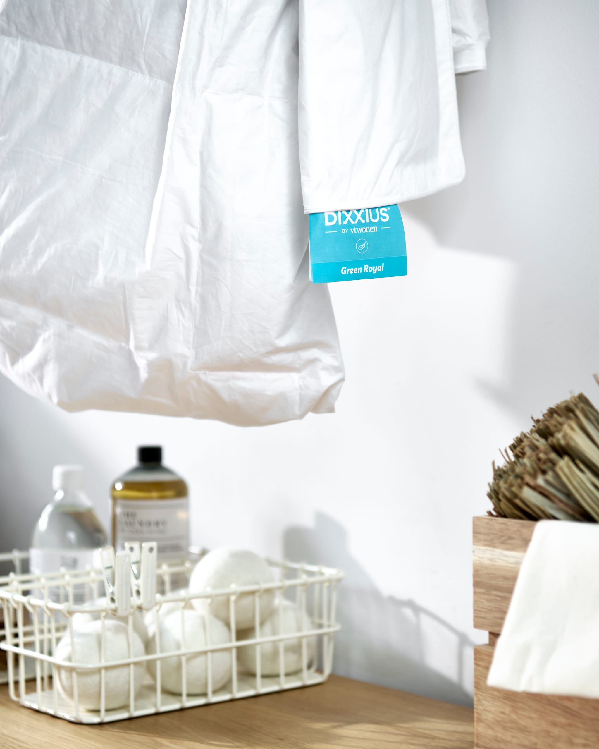 vtwonen dekbed Dixxius Green Royal, gerecycled dons, vanaf€ 190,- en vtwonen vierseizoenendekbed Dixxius Green Royal, gerecycled dons, vanaf € 275,-.M.m.v. dille-kamille.nl (kapstok, mattenklopper, linnenwater, wasmiddelfles, kussenspray, schep, pot, interieurspray), zarahome.com (wasmand, plumeau, kisten, wasmiddel, wasknijpers, manden, droogbollen, kledinghangers). Overig privébezit. vtwonen 10-2025 | styling Sanne Ketelaar, Marlies Does | fotografie Sjoerd Eickmans, Peggy Janssen