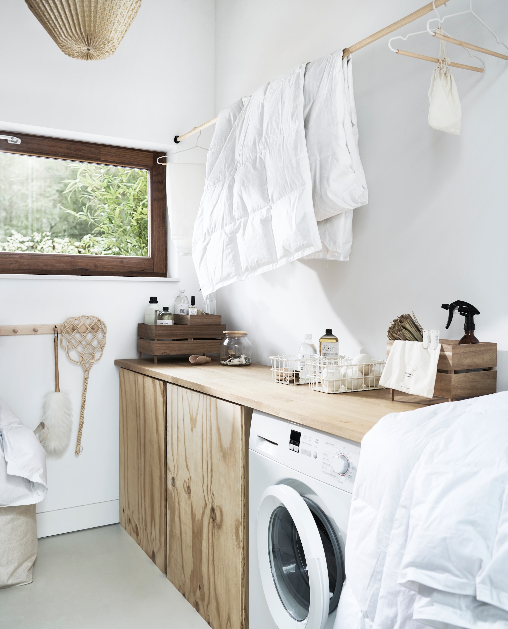 vtwonen dekbed Dixxius Green Royal, gerecycled dons, vanaf€ 190,- en vtwonen vierseizoenendekbed Dixxius Green Royal, gerecycled dons, vanaf € 275,-.M.m.v. dille-kamille.nl (kapstok, mattenklopper, linnenwater, wasmiddelfles, kussenspray, schep, pot, interieurspray), zarahome.com (wasmand, plumeau, kisten, wasmiddel, wasknijpers, manden, droogbollen, kledinghangers). Overig privébezit. vtwonen 10-2025 | styling Sanne Ketelaar, Marlies Does | fotografie Sjoerd Eickmans, Peggy Janssen