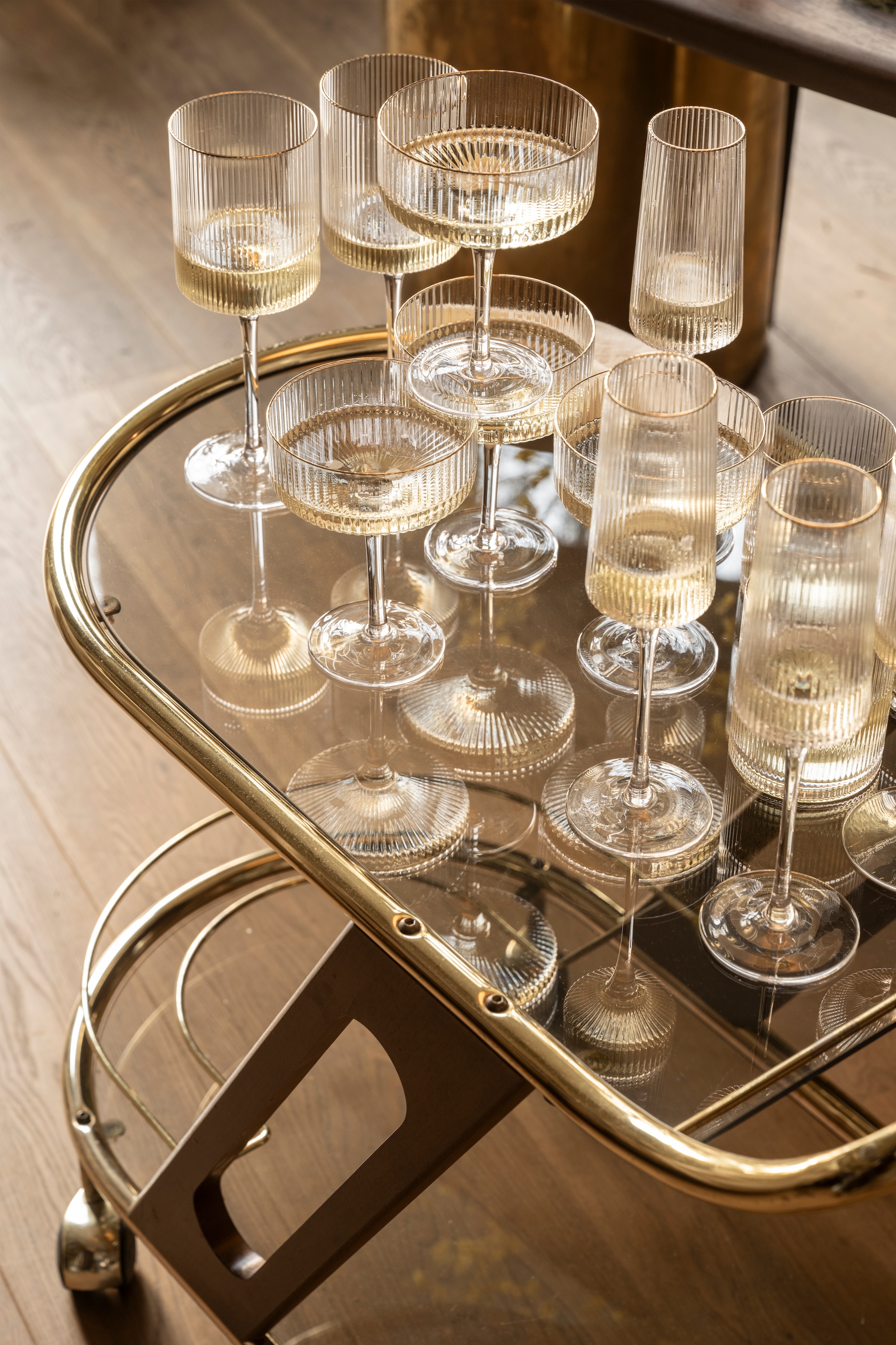 Shop op shop.vtwonen.nl: vtwonen waterglazen, wijnglazen, champagneglazen coupe en champagneglazen flûte, ribbelglas met gouden rand, diverse sets, vanaf € 29,-. vtwonen 11-2025 | ontworpen door vtwonen | Styling Sanne Ketelaar | Fotografie Stan Koolen