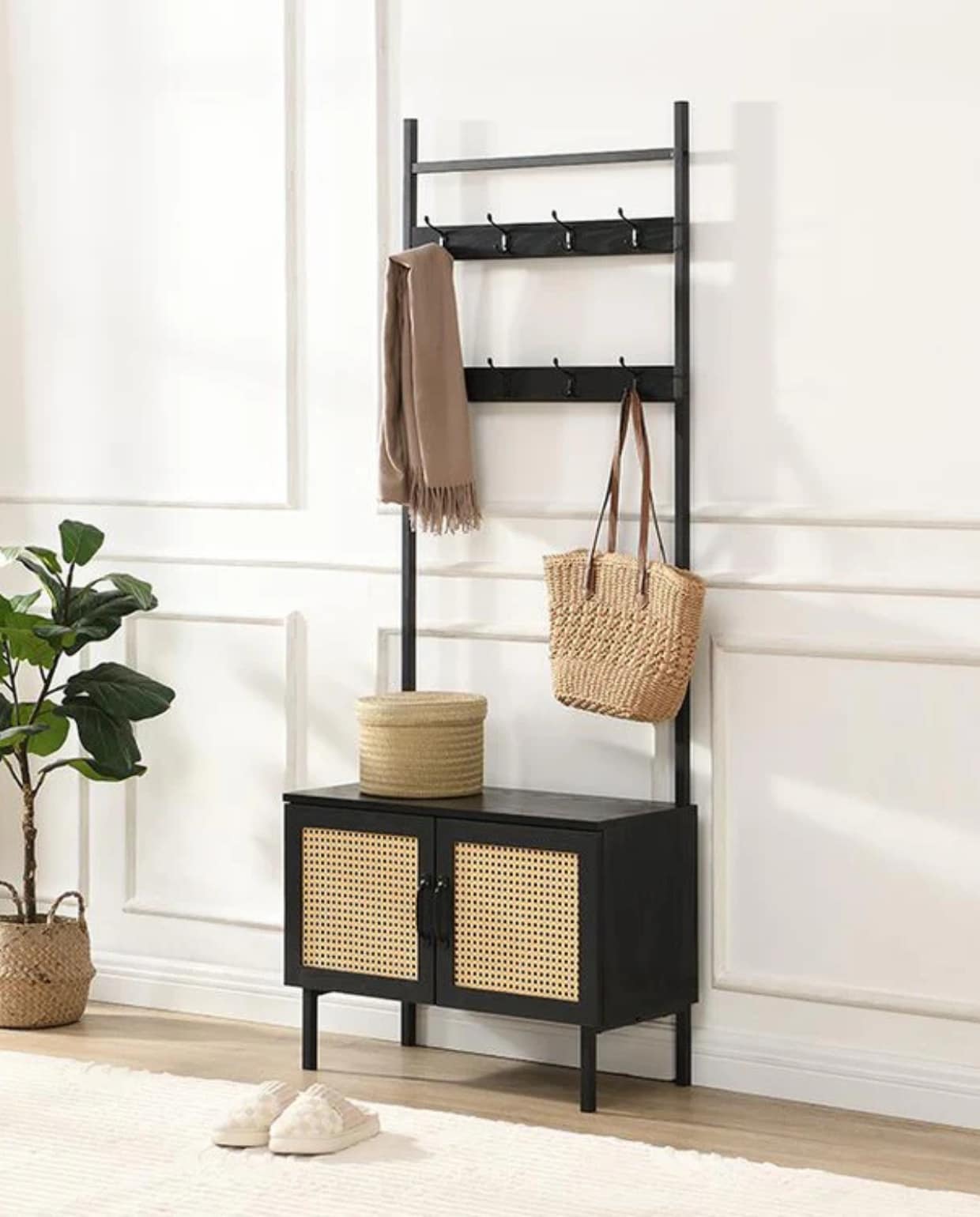 Shop op shop.vtwonen.nl: FurniLux kapstok Ambon, fineer, zwart en rattan, 70x32x175 cm (bxdxh) € 139,50.  FurniLux