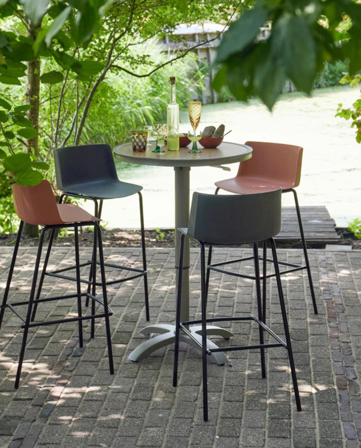 Shop op shop.vtwonen.nl: Woood tuin bartafel Jeppe, aluminium, bruin/grijs, 70x72-110 cm (Øxh) € 399,-.  Woood