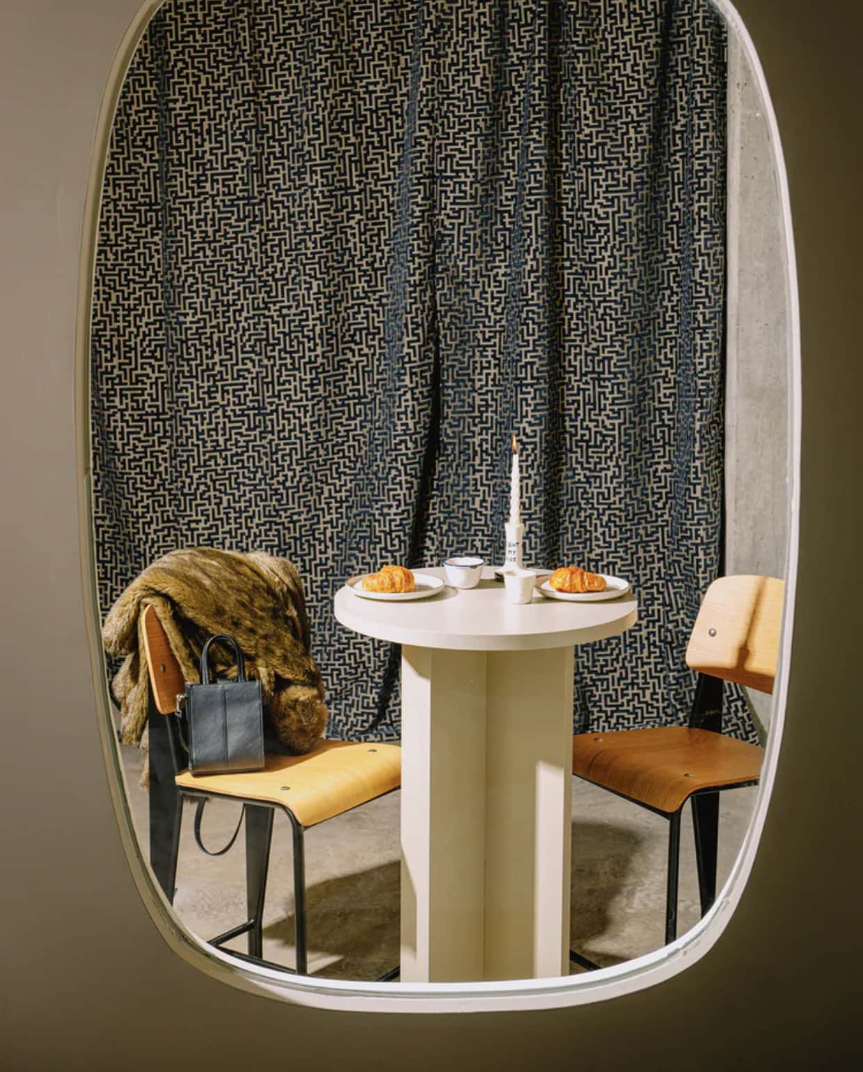 Shop op shop.vtwonen.nl: Really Nice Things ronde hoge tafel, mdf, taupe, 60x105 cm (Øxh) € 229,-.
 Really Nice Things