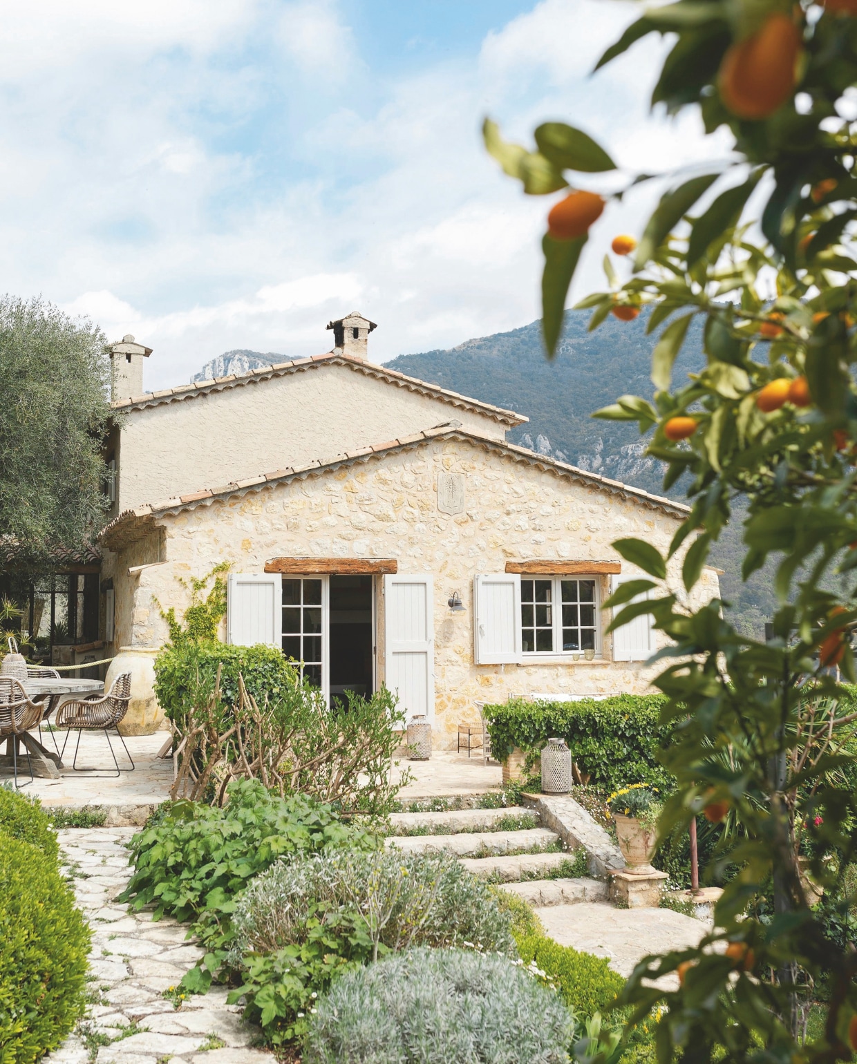 Judith realiseerde vier gastenkamers in de Provençaalse mas, maar het huis is ook in zijn geheel te huur. vtwonen landelijk 7-2025 | styling Elen Pouhaer | fotografie Marta Puglia