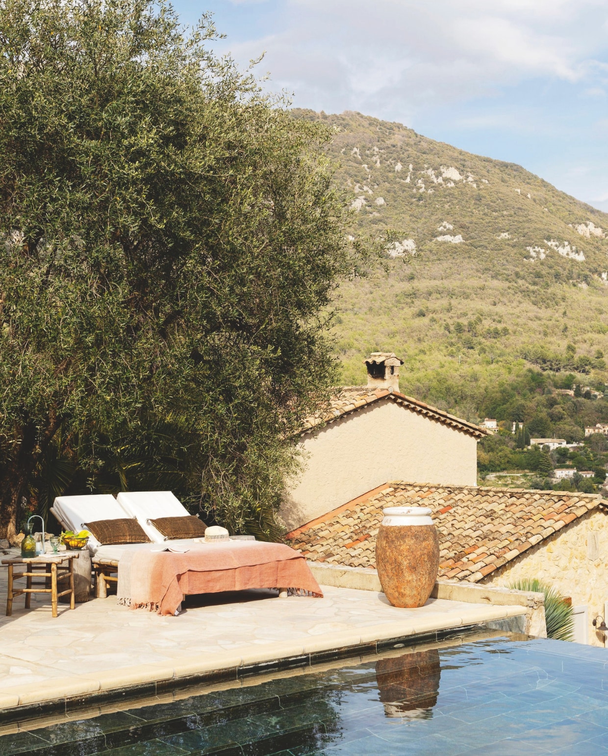 De infinitypool ligt iets hoger dan het huis. Vergelijkbaar zwembad Waterwel of Welson. vtwonen landelijk 7-2025 | styling Elen Pouhaer | fotografie Marta Puglia