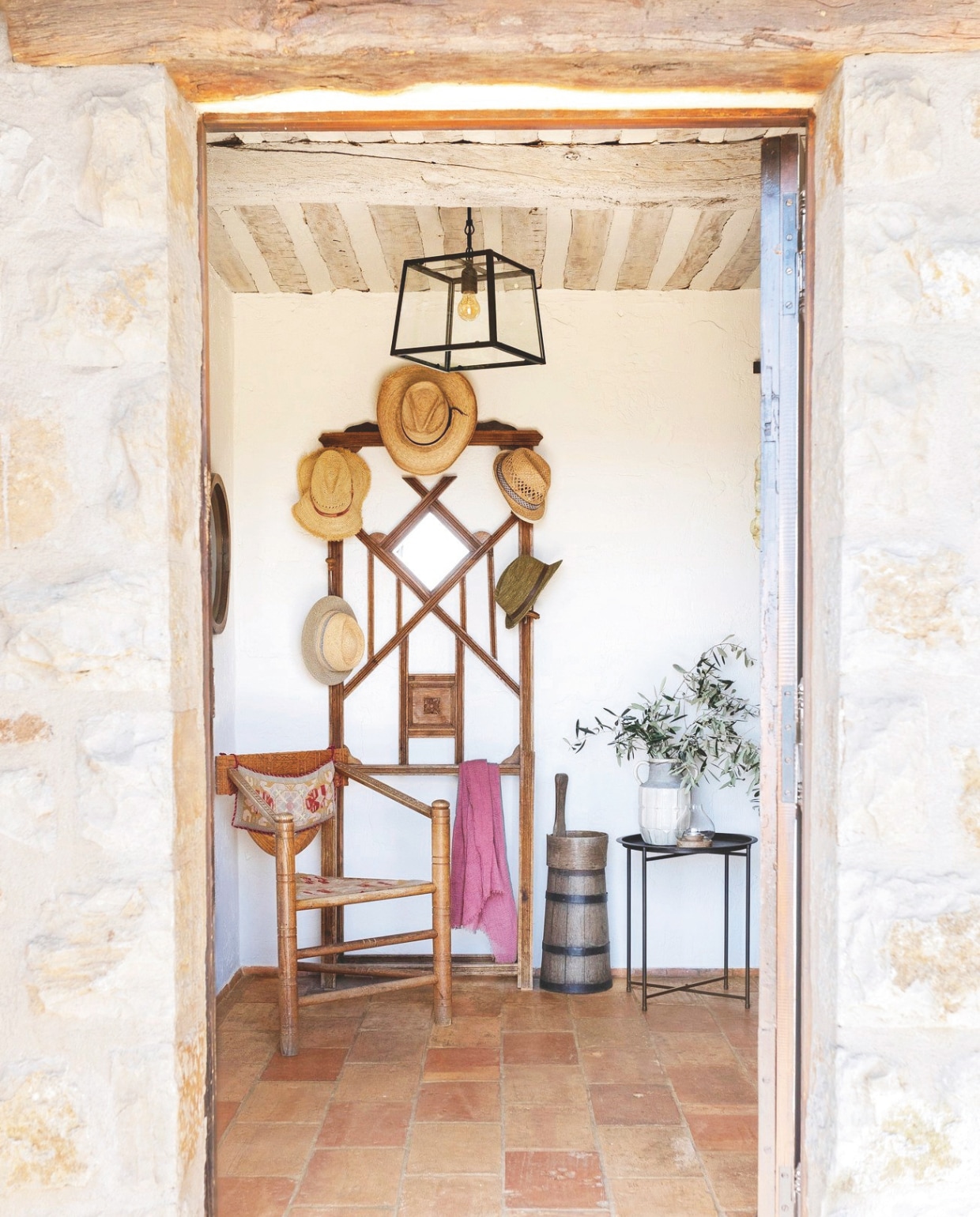 Stoel uit de familie. Kapstok en hoeden brocantemarkt. Tafeltje Ikea. Vergelijkbare lamp Saunte van Light & Living. vtwonen landelijk 7-2025 | styling Elen Pouhaer | fotografie Marta Puglia