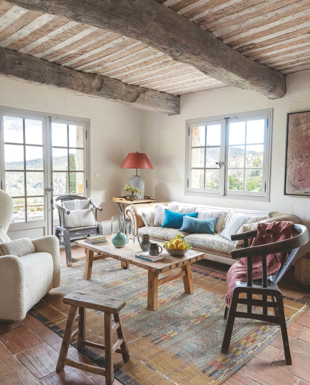 Houten bruidsstoelen uit China. Vergelijkbare teddy fauteuil Rivièra Maison en Westwing. Salontafel Atmosphère d’Ailleurs. vtwonen landelijk 7-2025 | styling Elen Pouhaer | fotografie Marta Puglia