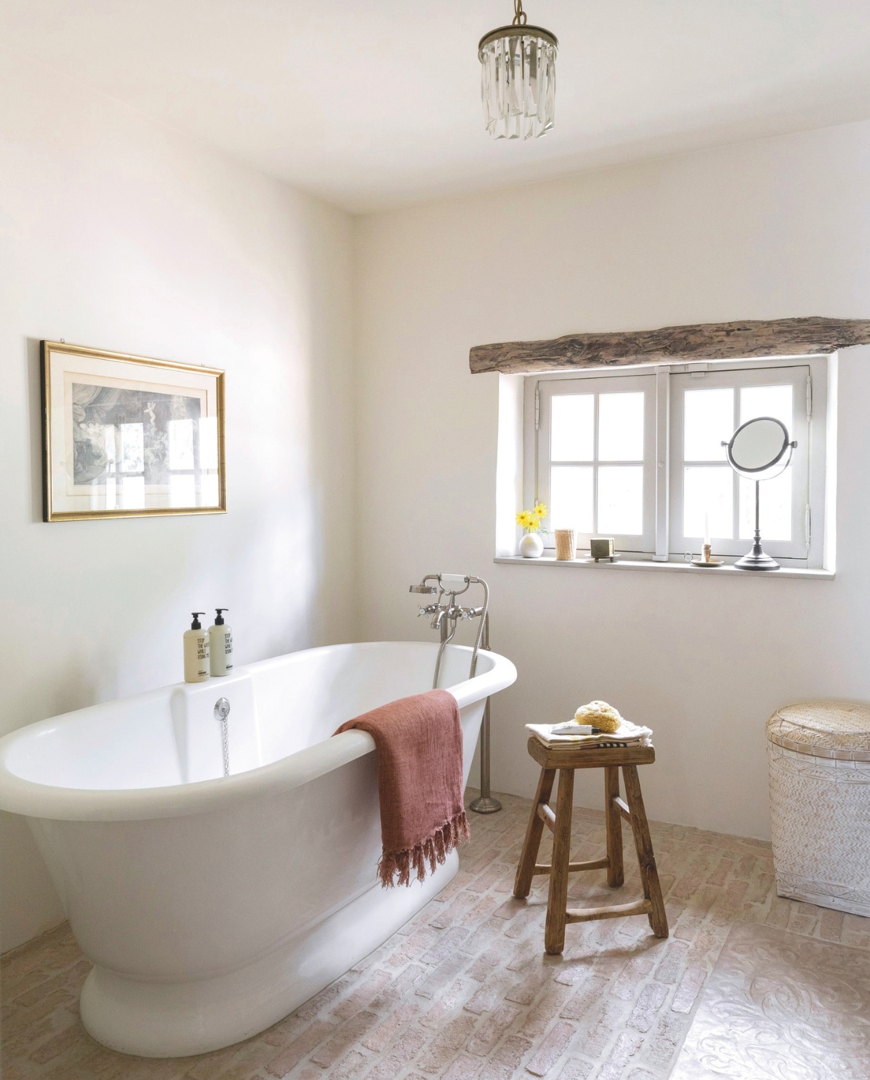 Vergelijkbaar bad Sanitairkamer of Admiral 1650 van Burlington via The Classic House. Vloer Castle Stones. vtwonen landelijk 7-2025 | styling Elen Pouhaer | fotografie Marta Puglia