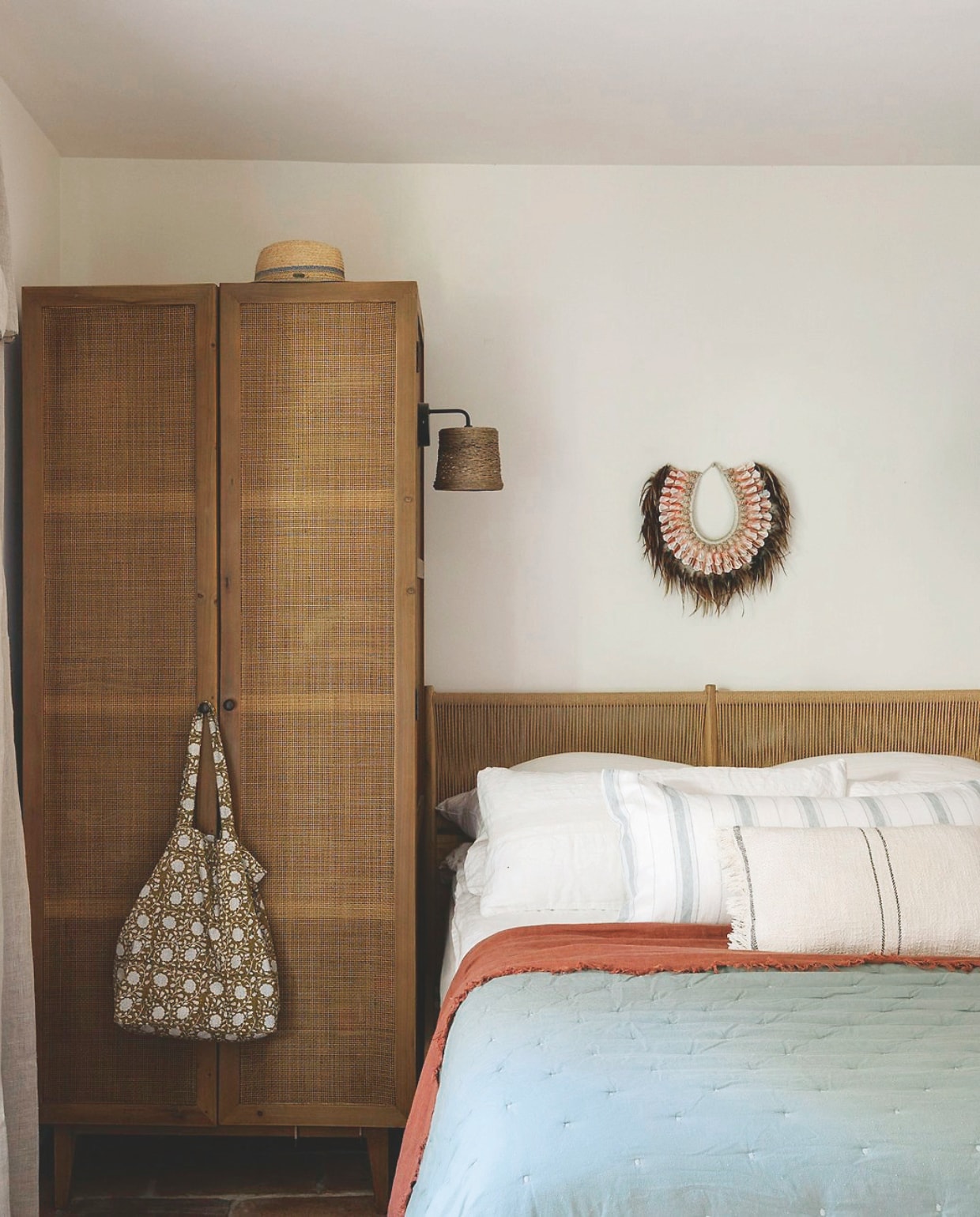 Kasten Tikamoon. Bedlinnen Libeco. Plaid Blanc d’Ivoire. vtwonen landelijk 7-2025 | styling Elen Pouhaer | fotografie Marta Puglia