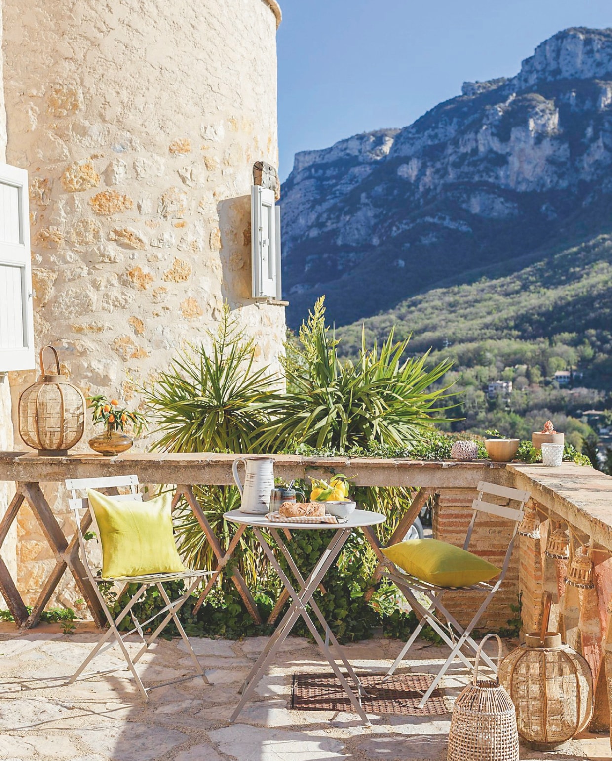 Tuinset Fermob. Vergelijkbare lantaarns H&M Home, Rivièra Maison en Intratuin. vtwonen landelijk 7-2025 | styling Elen Pouhaer | fotografie Marta Puglia