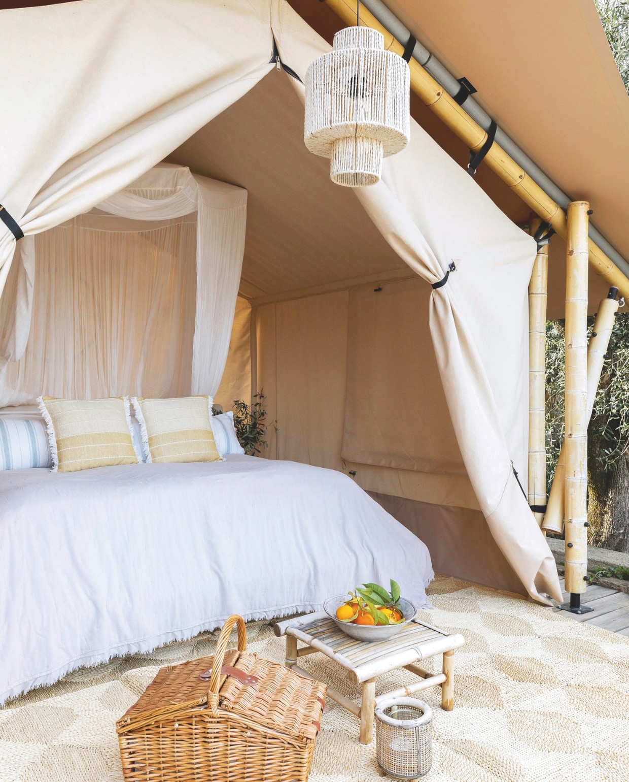 De glamping-tent is onderdeel van Chambre Antoine de Saint-Exupéry, een kleine cabane. vtwonen landelijk 7-2025 | styling Elen Pouhaer | fotografie Marta Puglia