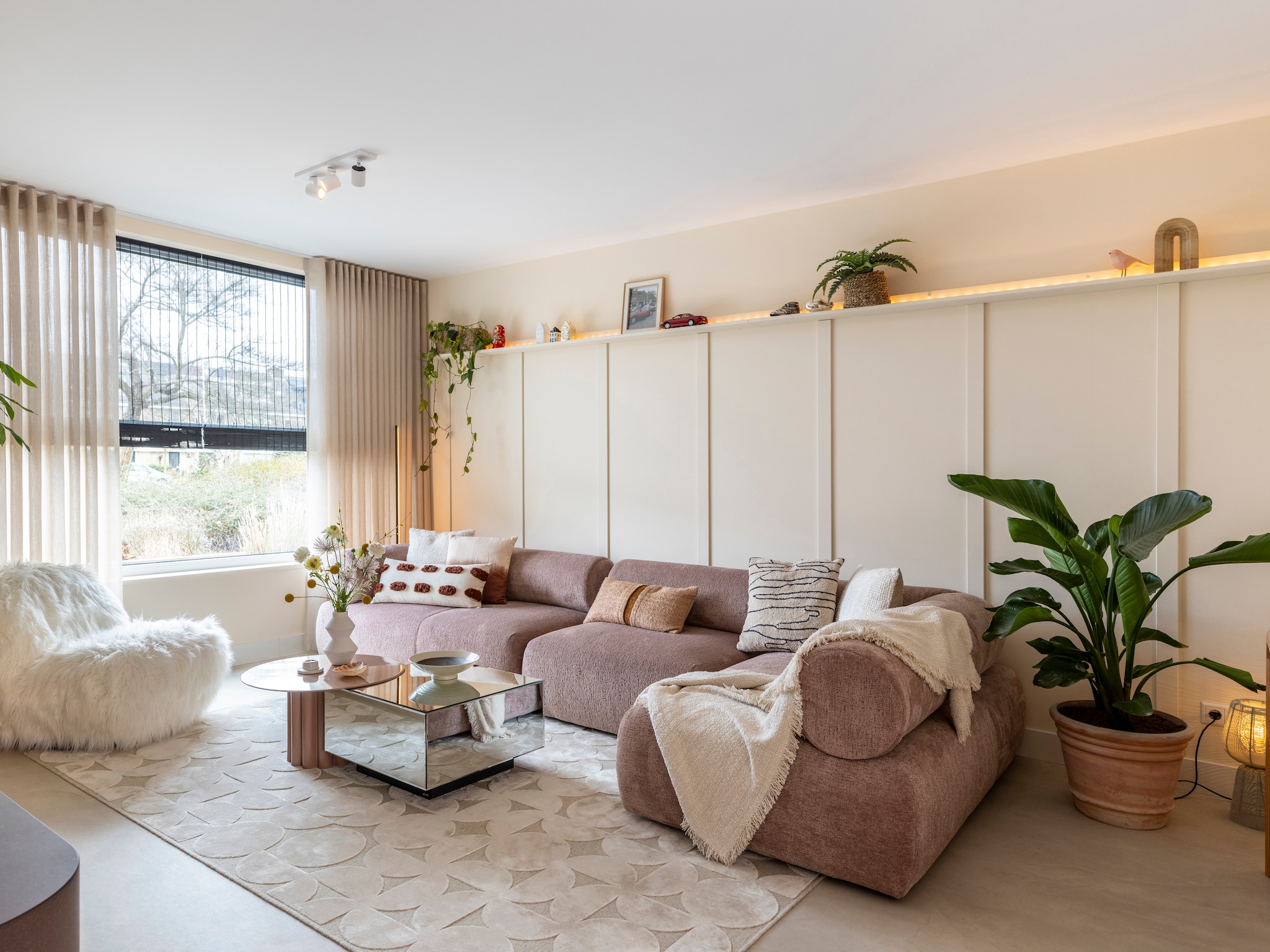 betonvloer in de woonkamer strak en stijlvol maar let wel hierop