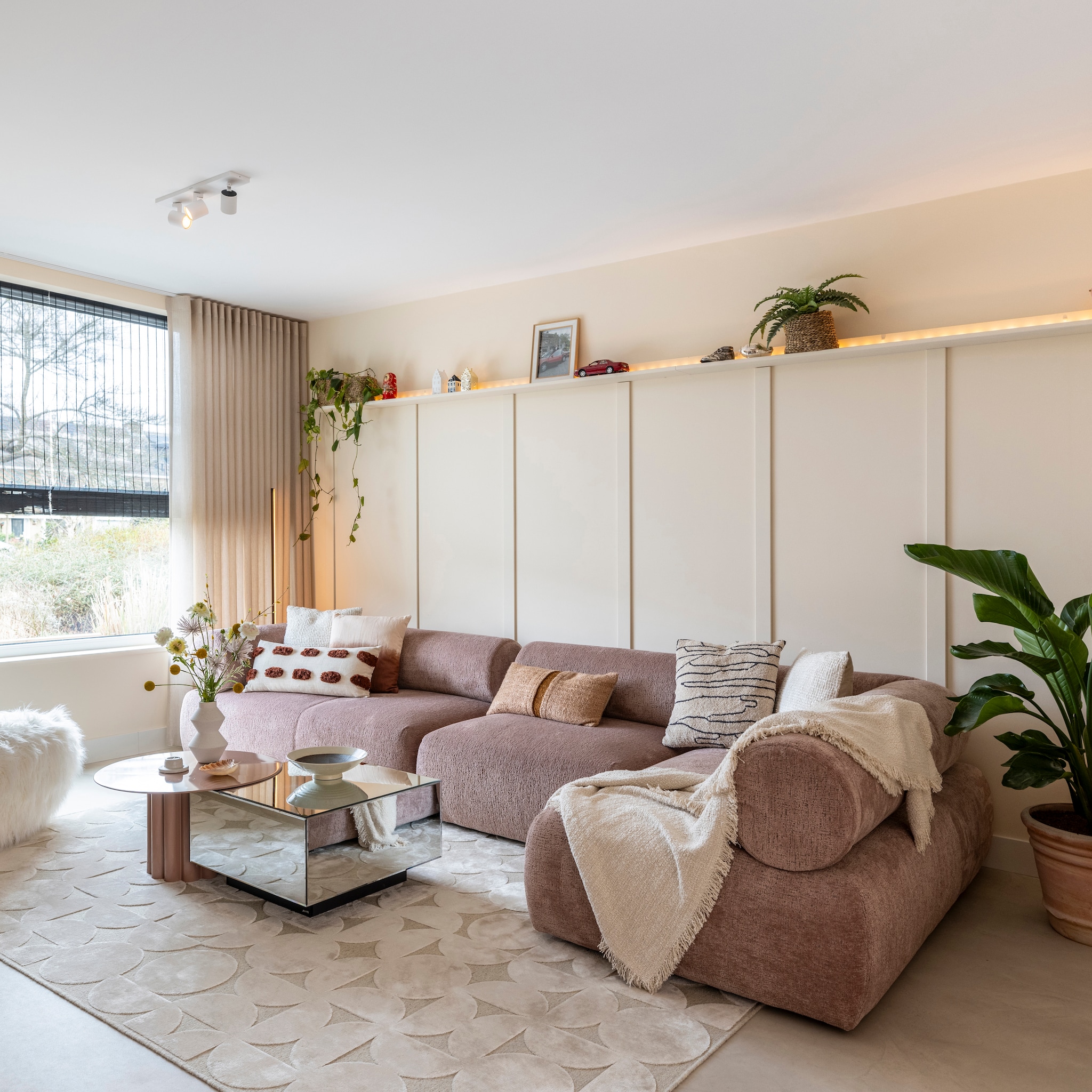 betonvloer in de woonkamer strak en stijlvol maar let wel hierop