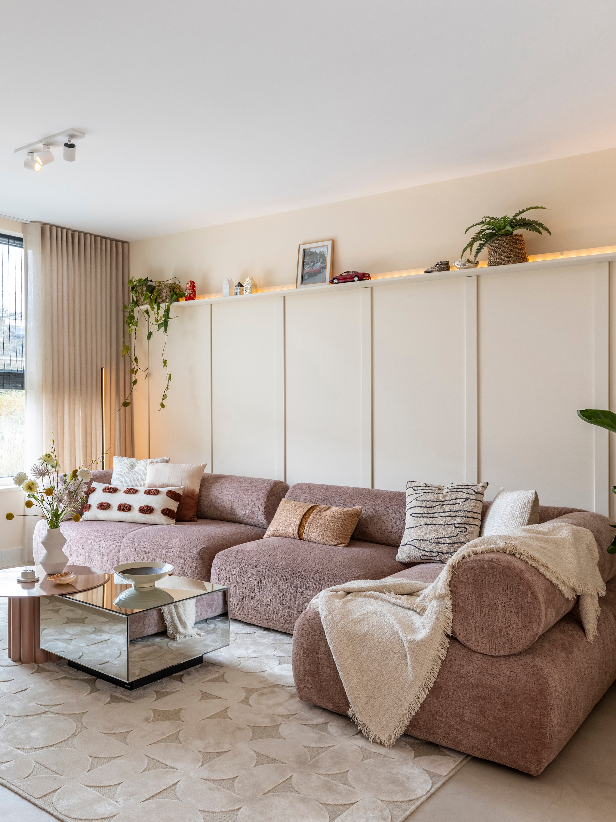 betonvloer in de woonkamer strak en stijlvol maar let wel hierop