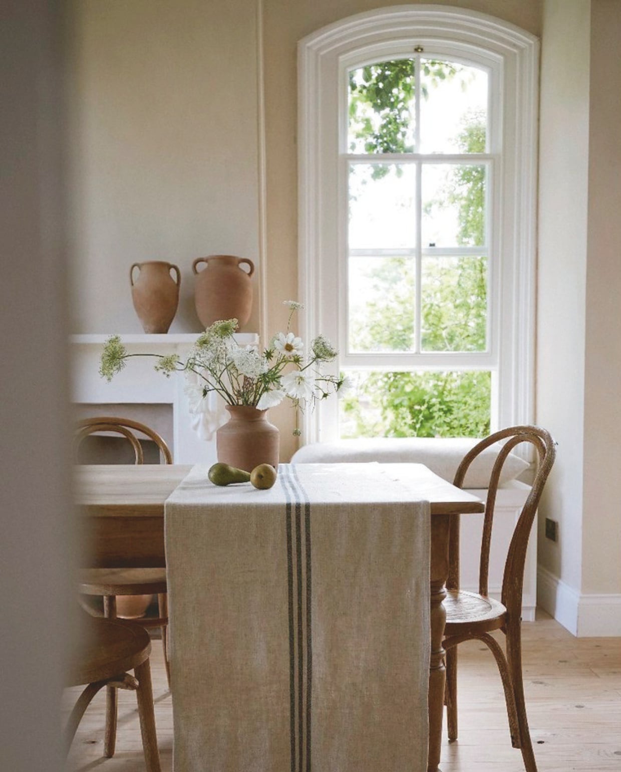 Tafelloper The Timeless Blue van The Interiors Yard, viscose, linnen en katoen, 55x220 cm € 92,95 (gathered-living.com).  vtwonen Landelijk 04-2025 | fotografie Idha Lindhag