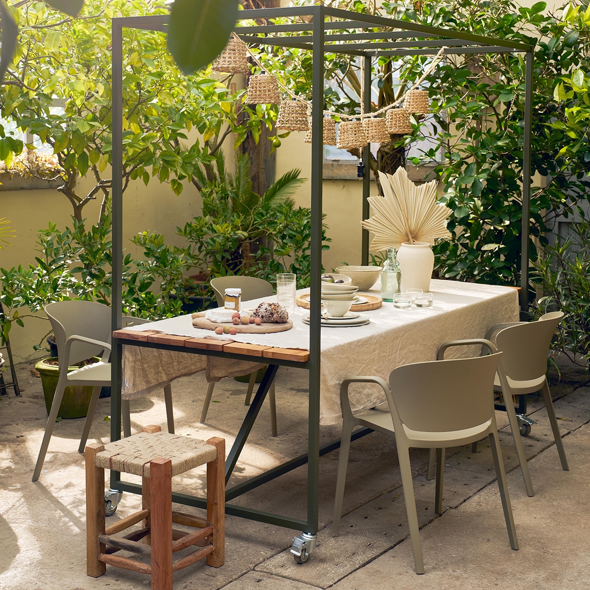 vtwonen buitentafel/tuintafel Blue Sky aluminium en hout met wieltjes vtwonen | styling Cleo Scheulderman | fotografie Jeroen van der Spek
