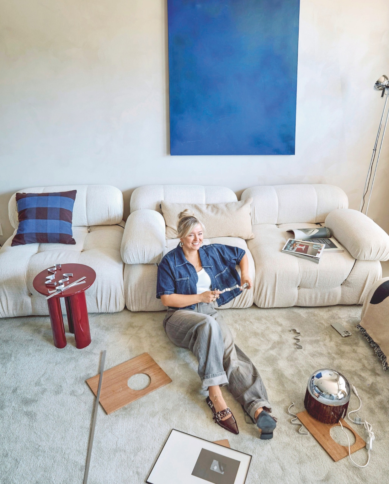 Bank Marktplaats. Geruit kussen Ferm Living. Vloerkleed vtwonen. Bijzettafel Tung Ja3 van &Tradition. Fotolijst met passe-partout, vloerlamp Zara Home. Monochroom schilderij zelfgemaakt. Zilverkleurige tafellamp H&M Home. vtwonen DIY-special | fotografie Peggy Jansen | tekst Caroline Westdijk