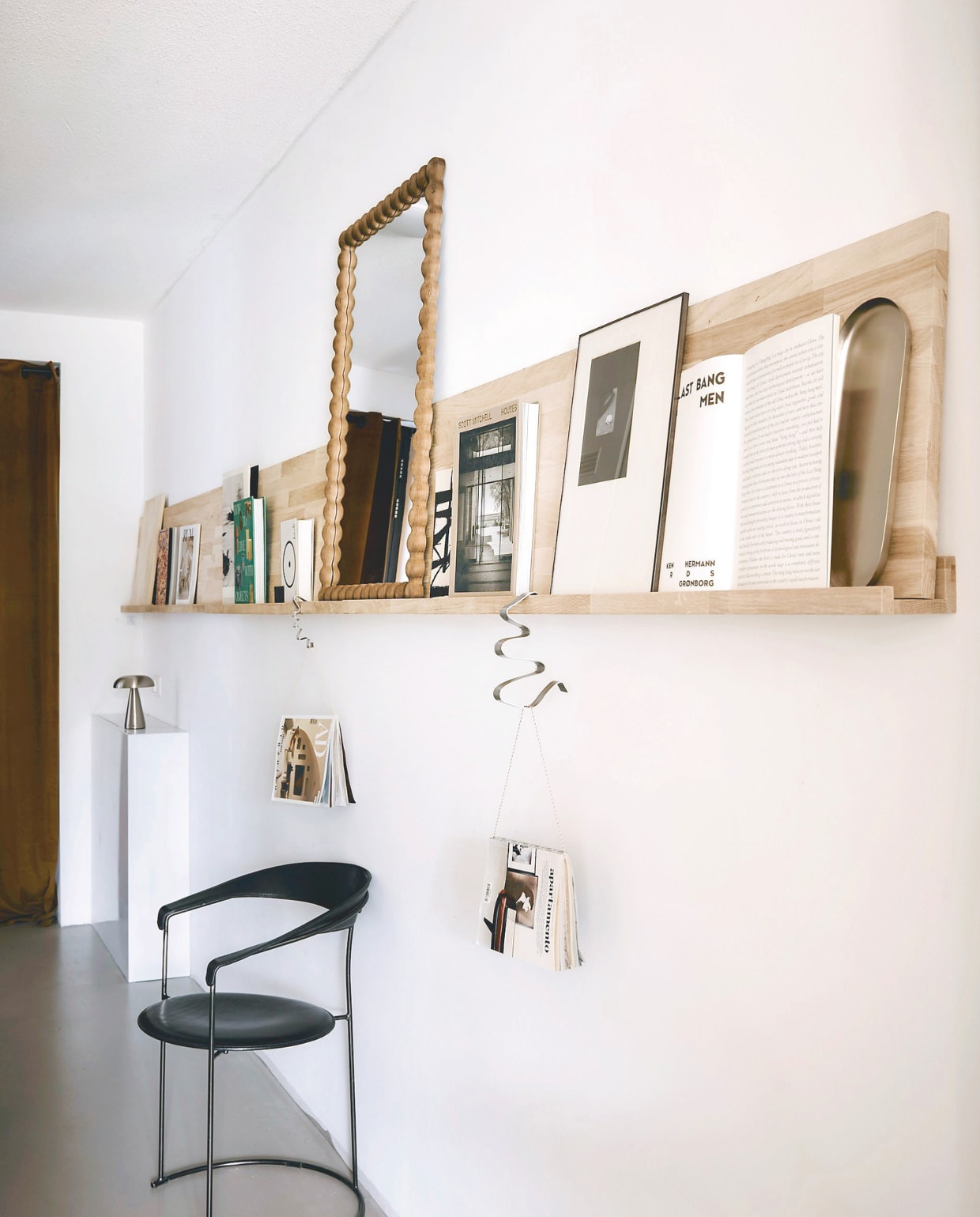 Stoel Marktplaats. Lampje vintage. Fotolijstplank vtwonen. Spiegel, fotolijst met passe-partout Zara Home. Diverse kunst- en interieurboeken. Aluminium haken zelfgemaakt. vtwonen DIY-special | fotografie Peggy Jansen