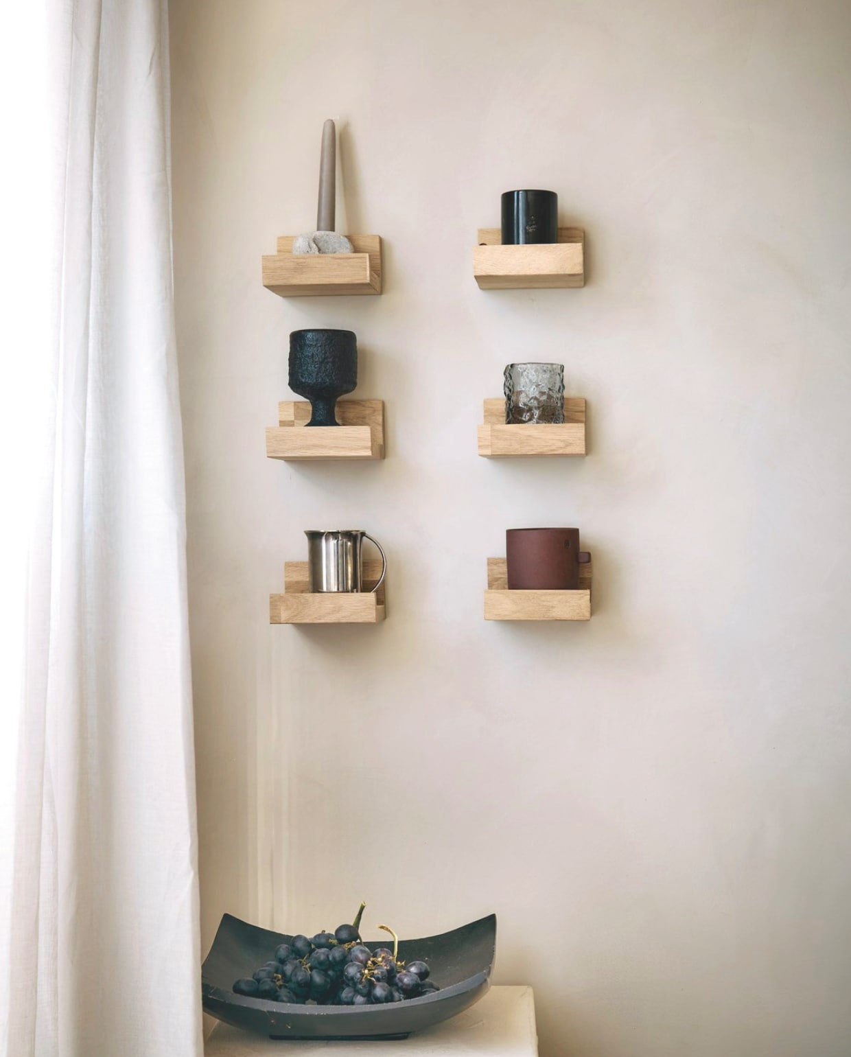 Fotolijstplank eiken van vtwonen, in stukken gezaagd. Geurkaars zwart aardewerk Zara Home. Bekers en zwarte schaal kringloop. vtwonen DIY-special | fotografie Peggy Jansen