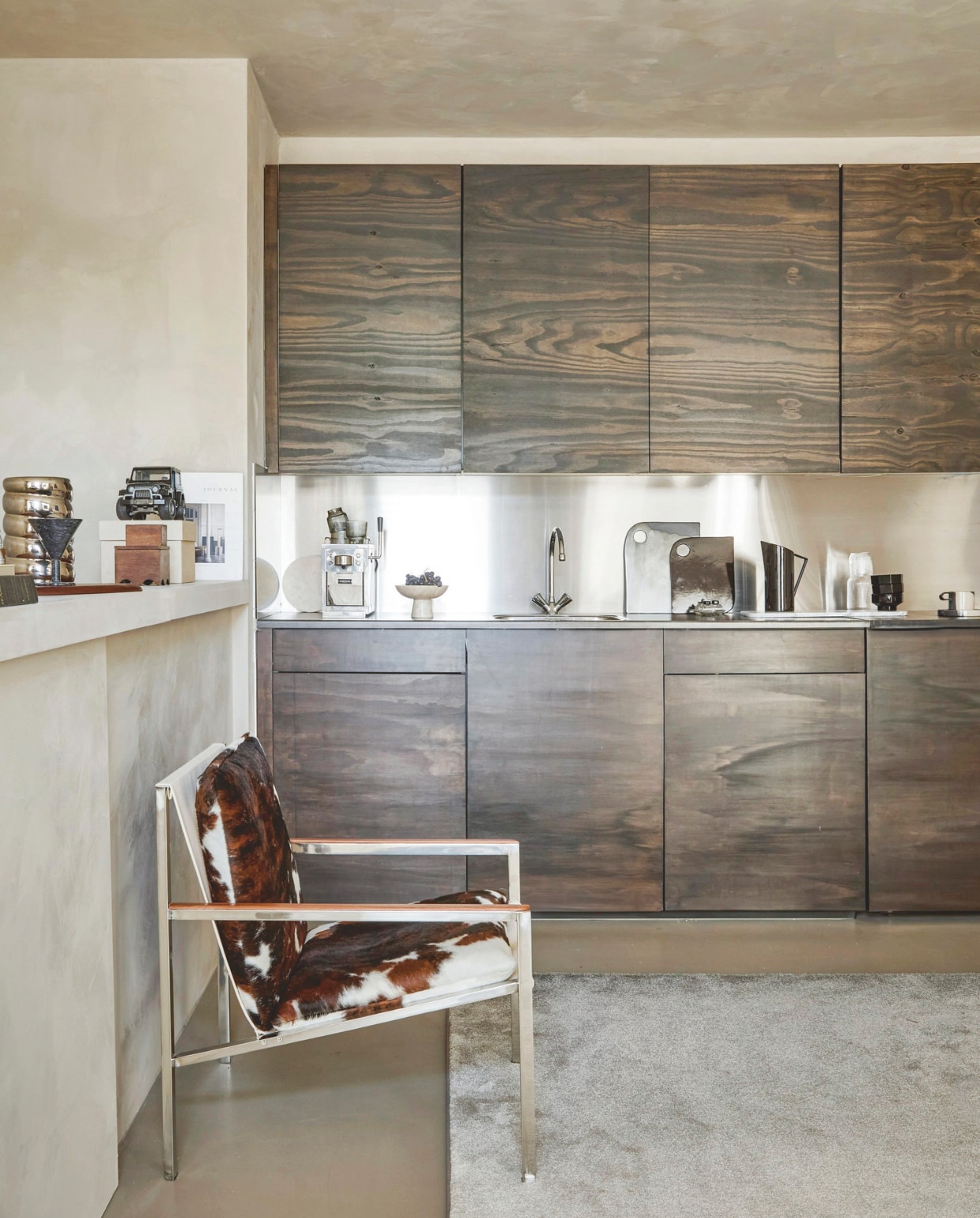 Fauteuil met koeienleer, glazen karaf met waterglas Zara Home. Koffiemachine Sjöstrand. Snijplanken, Kan Mango Home. Kop-en-schotel Ferm Living. vtwonen diy-special | fotografie peggy jansen | tekst caroline westdijk