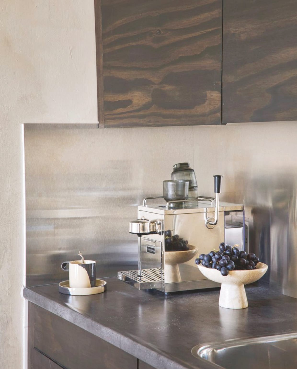 Koffiemachine Sjöstrand. Kop-en-schotel Ferm Living. Fruitschaal H&M Home. vtwonen DIY-special | fotografie Peggy Jansen