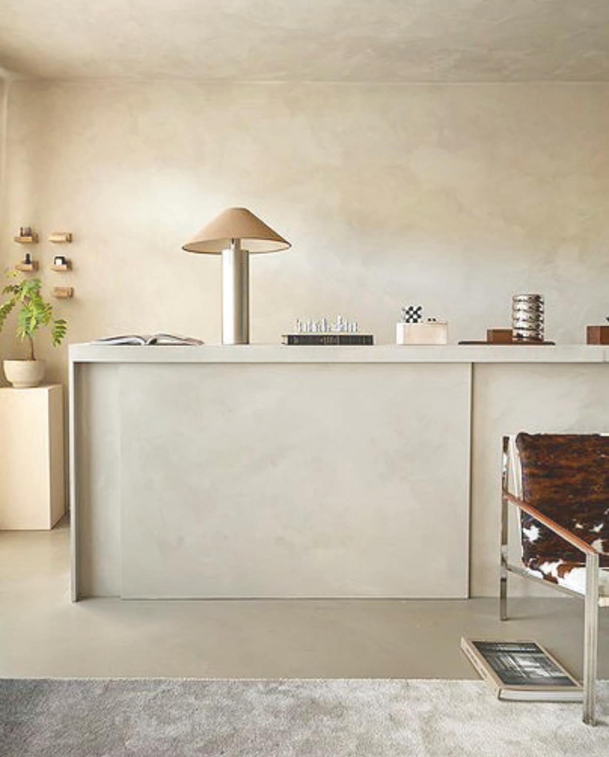 Tv-kast zelfgemaakt. Verf kast Chalk in Amaze van Lab Paint. Tafellamp, fauteuil Zara Home. Schaakspel Printworks. Egalisatie zichtvloer Weber. vtwonen DIY-special | fotografie Peggy Jansen