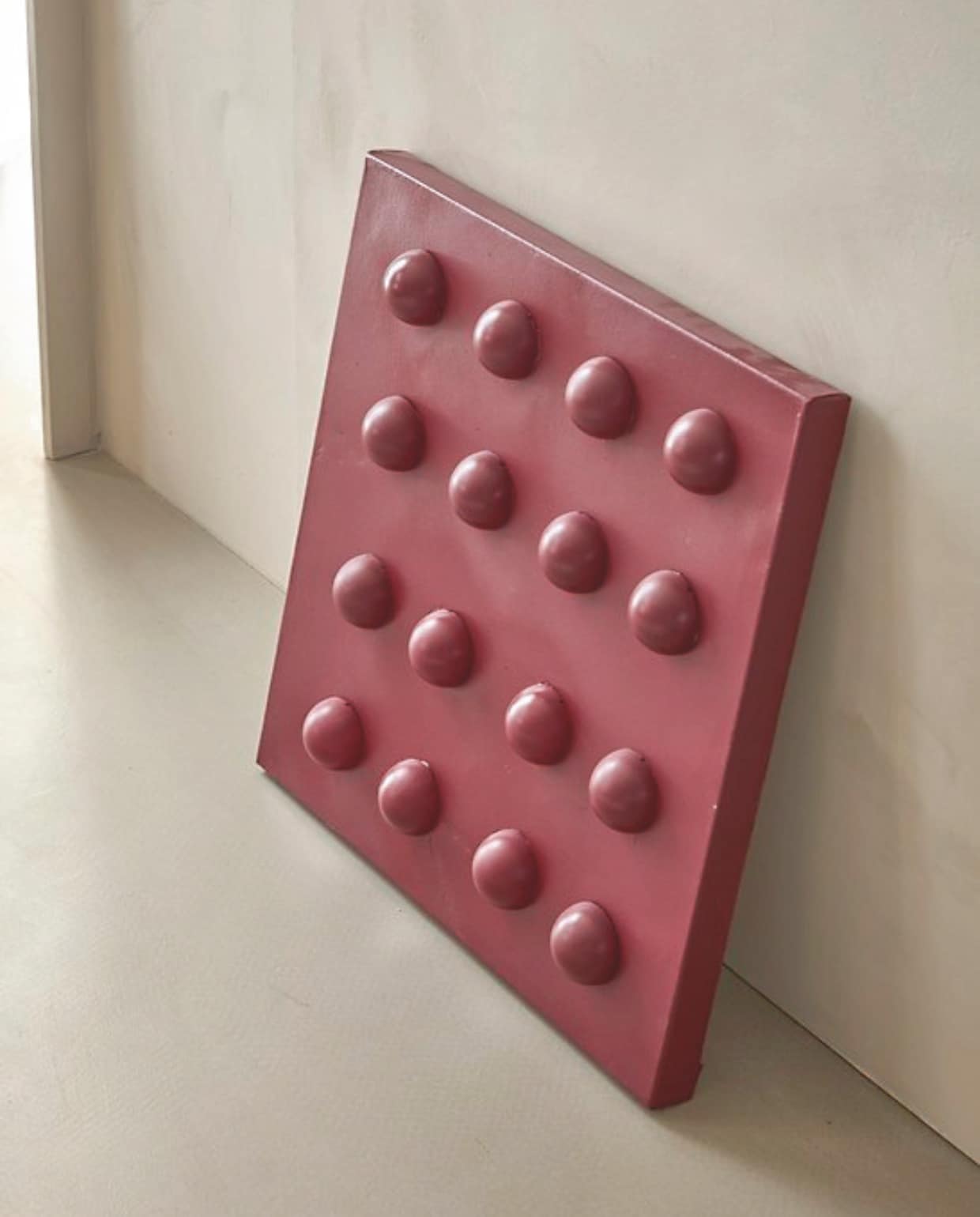 Wanddecoratie met houten bollen en canvas zelfgemaakt. vtwonen DIY-special | fotografie Peggy Jansen