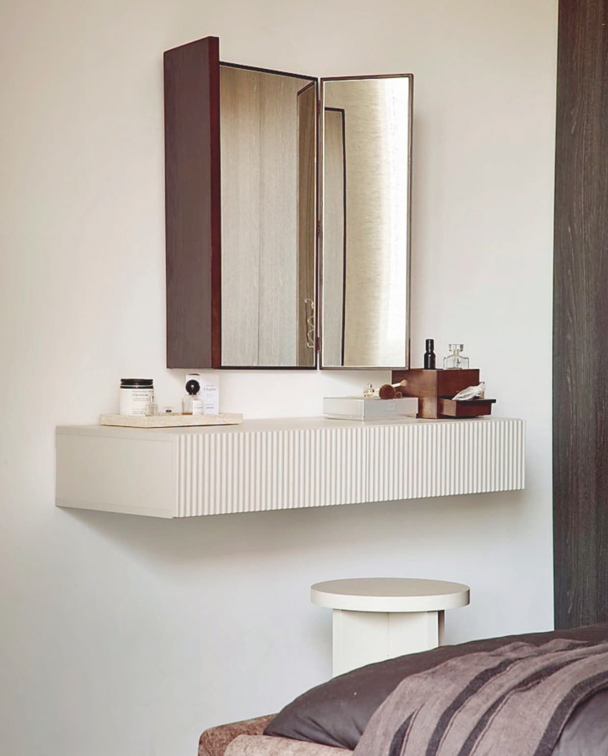 Kaptafel Vesper van Naduvi. Drieluik spiegel Zara Home. Houten sieradendoos Umbra. Kruk kringloop, zelf geverfd. vtwonen DIY-special | fotografie Peggy Jansen