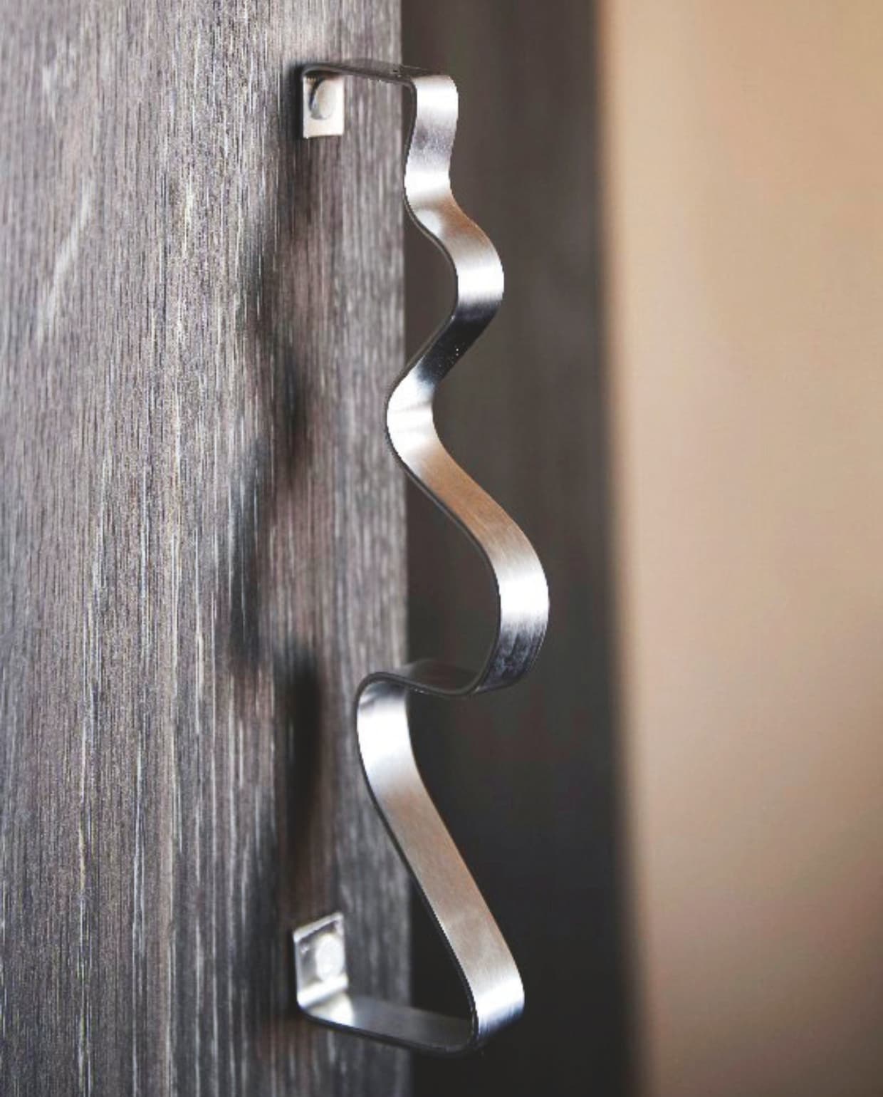 Aluminium haak zelfgemaakt. vtwonen DIY-special | fotografie Peggy Jansen