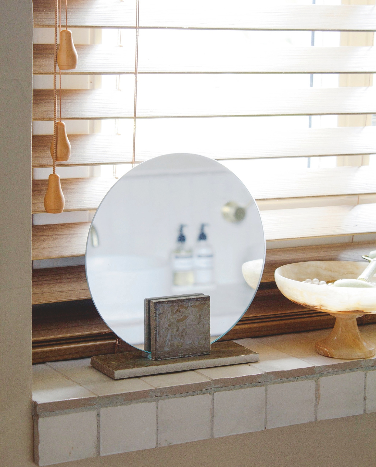 Jaloezieën Veneta, travertin schaaltje tweedehands. vtwonen special DIY 2025 | fotografie Valerie Paas