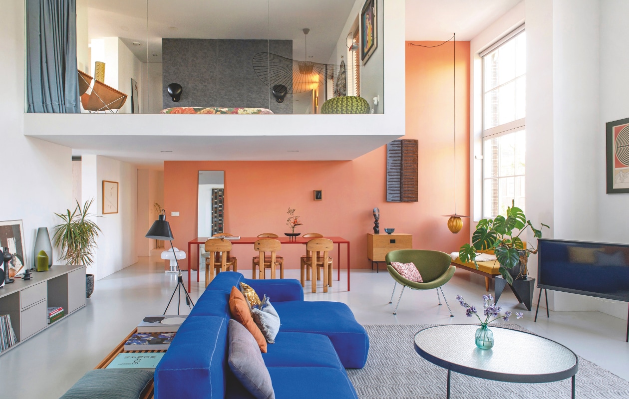 Bank Mags Soft van Hay. Salontafel Janni van Pelt. Vloerlamp Magneto van Henk Fillekes. Witte lamp Brumbury van Luigi Massoni voor Guzzini. Houten bank Nelson van Vitra. Stoelen toegeschreven aan Rainer Daumiller. Dressoir Tylko. Kast van Cees Braakman voor Pastoe. Sculptuur uit Gambia. Vloerkleed Marktplaats. Bijzettafel Prismatic van Isamu Noguchi. Wandlampen entresol Cobra van Gubi. Hanglamp in weerspiegeling Vertigo van Petite Friture. stijlvol wonen 7-2025 | styling Anke Helmich | fotografie Caroline Coehorst