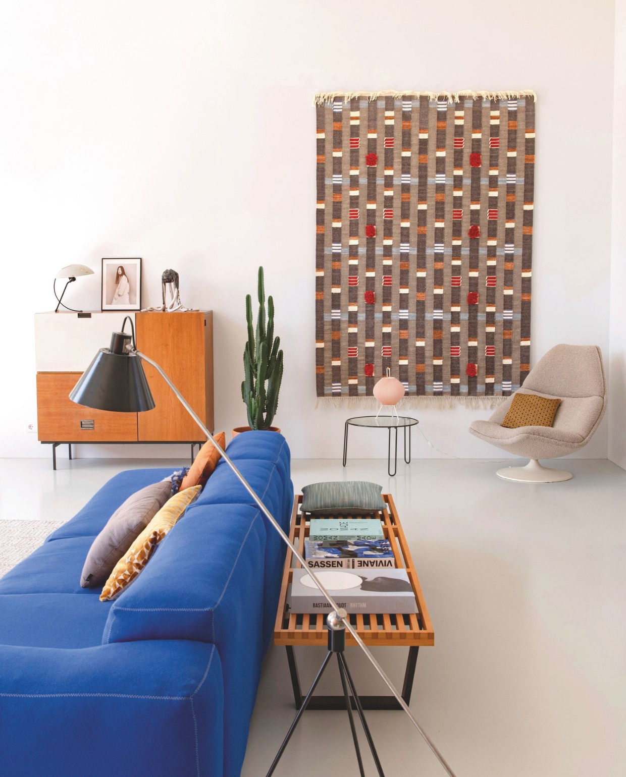 Vloerlamp Magneto uit 1954 van Henk Fillekes. Roze lamp vintage.Fauteuil van Geoffrey Harcourt voor Artifort. Wandkleed Collagerie x Zara Home, ‘een collectable voor de toekomst.’ Vintage bijzettafel via Studio 2XK. Kast CU01 uit de Japanse serie van Cees Braakman voor Pastoe. Tafellamp van Louis Kalf voor Philips. Sculptuur Hans van der Ham. Foto Martijn Kappers. stijlvol wonen 7-2025 | styling Anke Helmich | fotografie Caroline Coehorst