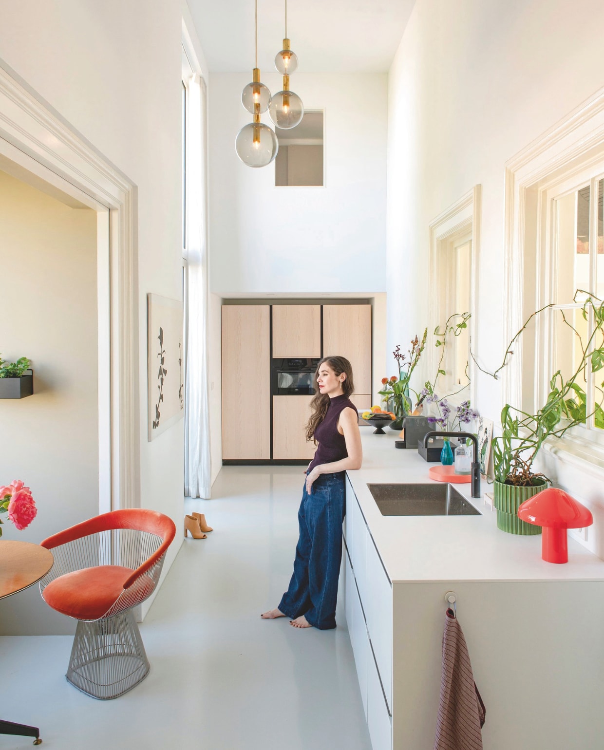 Vintage hanglamp Ott International. Platner-stoel Knoll. Draagbare lamp Pao van Hay. Keuken Kvik. Kraan Quooker. Schoenen Maison Margiela. stijlvol wonen 7-2025 | styling Anke Helmich | fotografie Caroline Coehorst