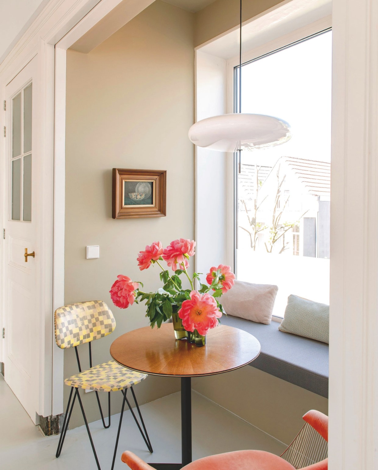 Tafel Medea van Vittorio Nobili. Lamp 2065 van Gino Sarfatti voor Astep. Pastoe- stoel van Cees Braakman met de originele print. Schilderij erfstuk van Michelles oma. Bank maatwerk. stijlvol wonen 7-2025 | styling Anke Helmich | fotografie Caroline Coehorst