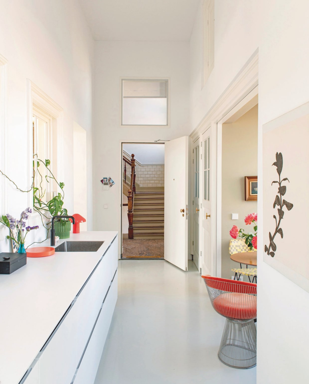‘Achterin zie je een glimp van het trappenhuis. De grandeur daarvan is waar we in eerste instantie voor vielen bij dit pand.’ stijlvol wonen 7-2025 | styling Anke Helmich | fotografie Caroline Coehorst