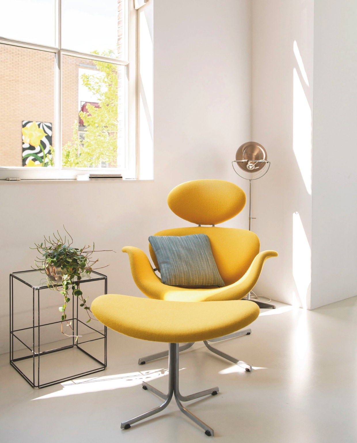 1e editie van fauteuil Big Tulip (F551) van Pierre Paulin, een erfstuk van Martijns oma. Martijn zocht de voetenbank erbij en bekleedde die zelf. Vloerlamp Globe van Raak. Bijzettafel Isocele van Max Sauze. stijlvol wonen 7-2025 | styling Anke Helmich | fotografie Caroline Coehorst