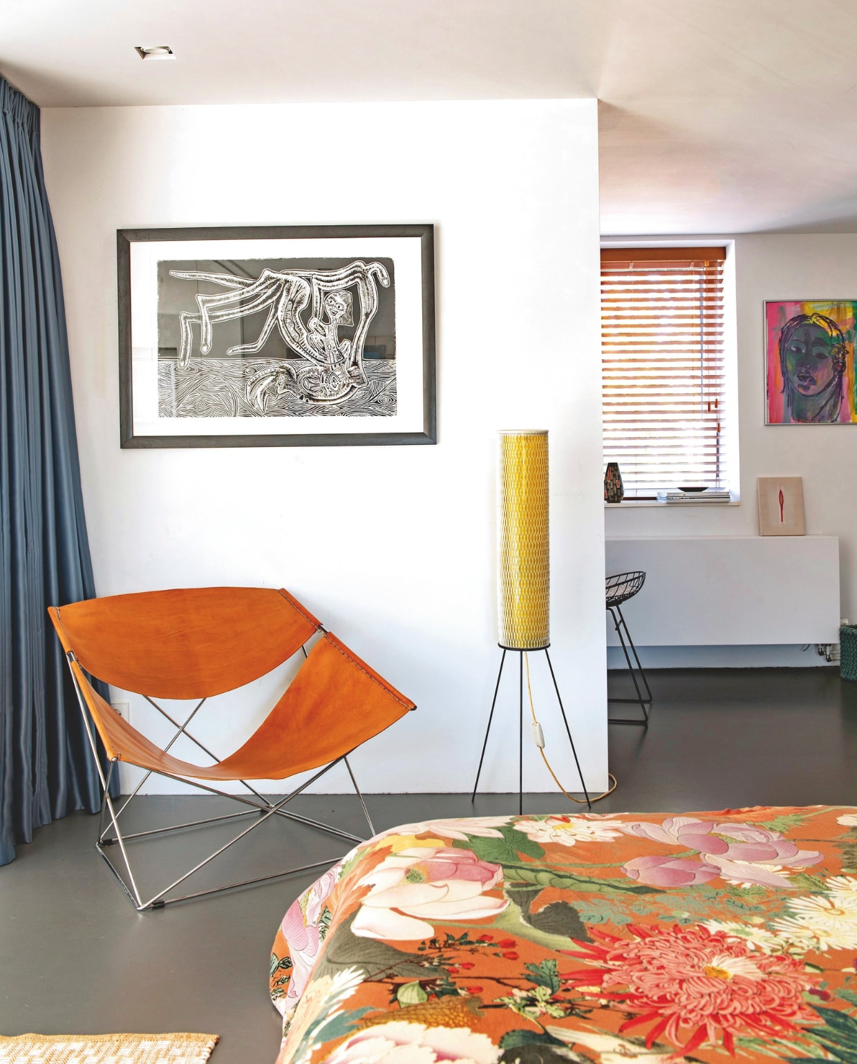 Butterfly Chair F675 van Pierre Paulin voor Artifort. Vloerlamp Josef Hurka. Maker kunstwerk onbekend. Kruk van Cees Braakman voor Pastoe. Schilderij gemaakt door Michelle. stijlvol wonen 7-2025 | styling Anke Helmich | fotografie Caroline Coehorst
