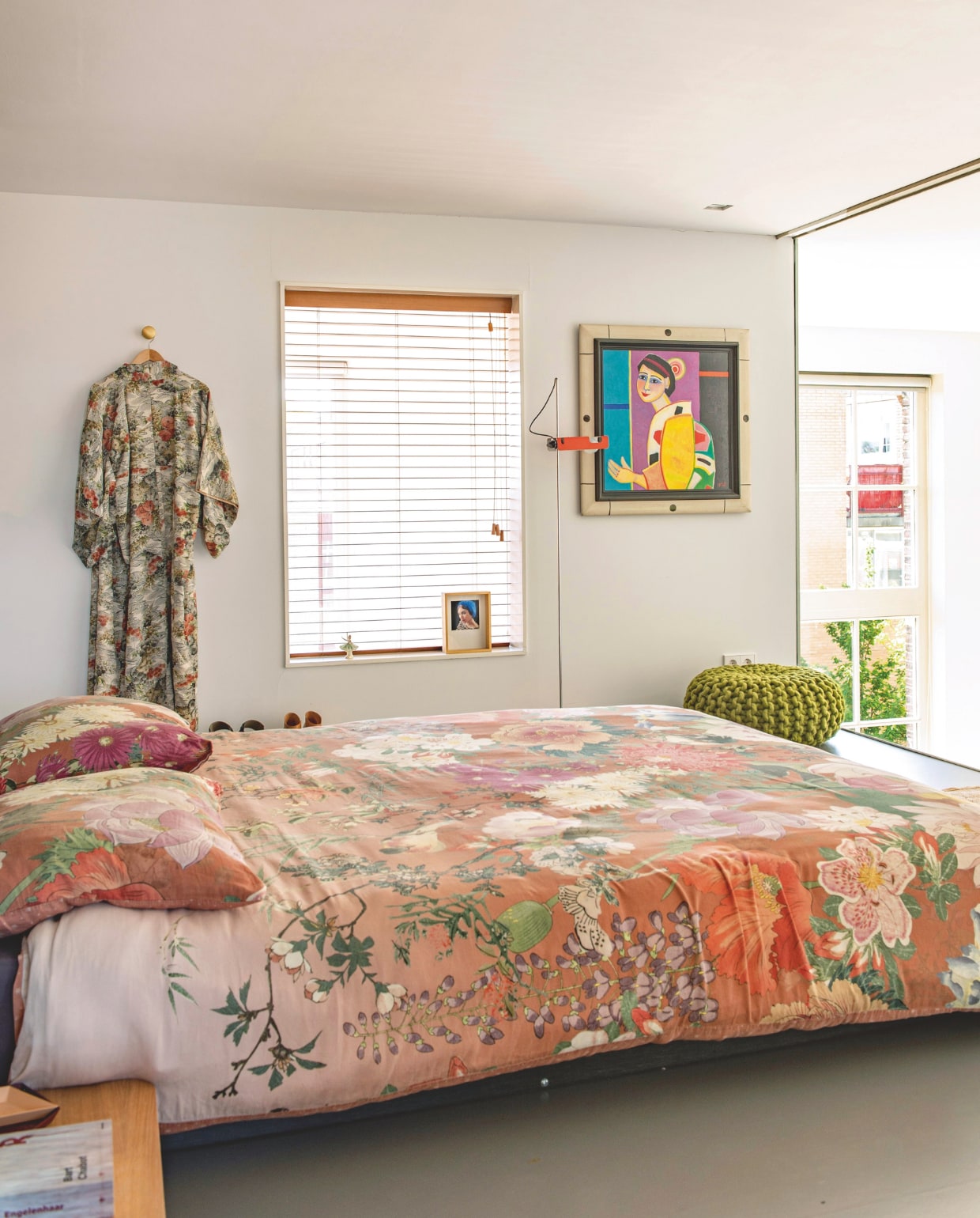 De kimono is een souvenir uit Japan. Schilderij France Wagner. Vloerlamp Spider van Joe Colombo. Urchin poef van Christien Meindertsma. stijlvol wonen 7-2025 | styling Anke Helmich | fotografie Caroline Coehorst