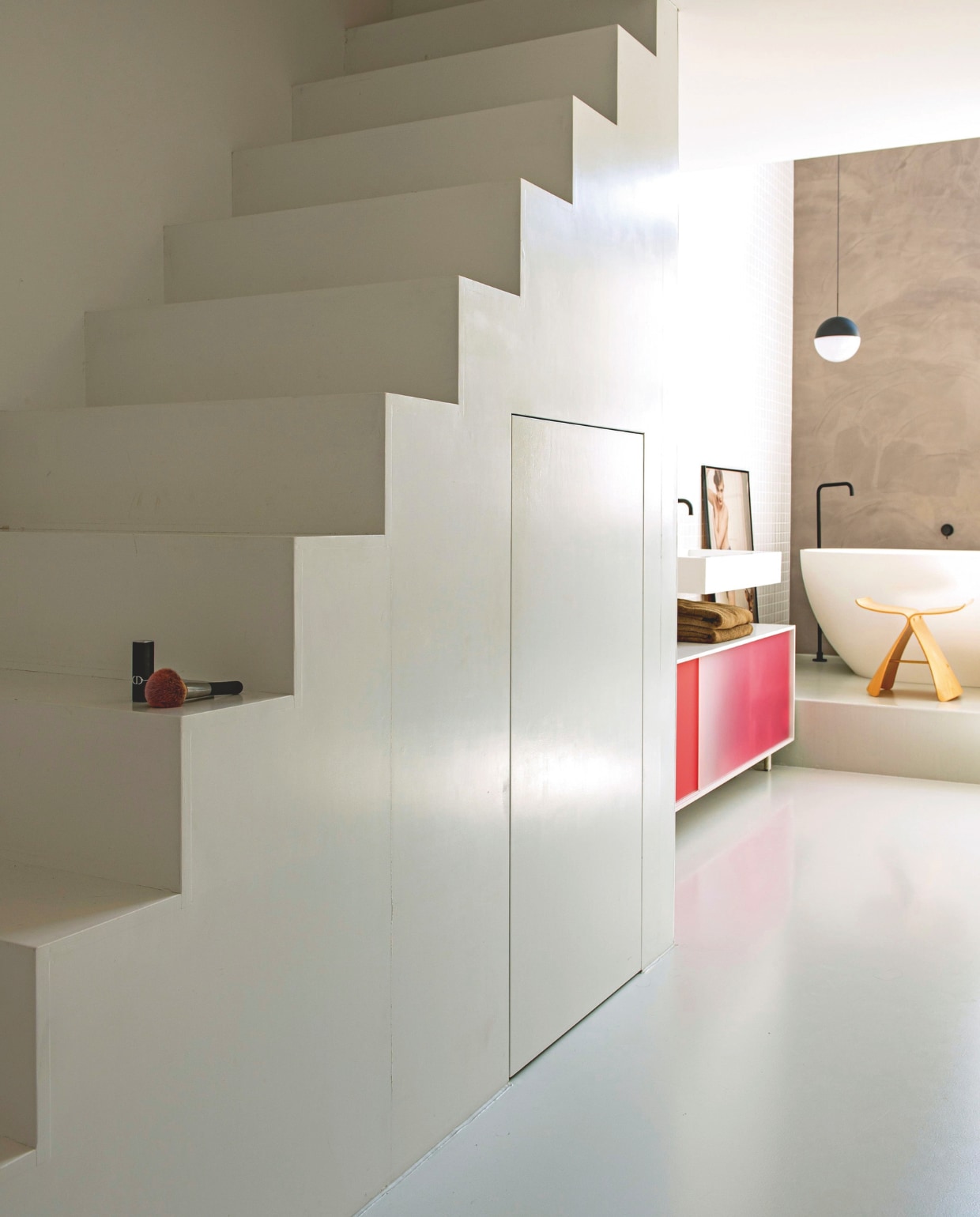 Onder de trap is een opbergkast gemaakt, aangezien het huis door de open indeling weinig bergruimte heeft. stijlvol wonen 7-2025 | styling Anke Helmich | fotografie Caroline Coehorst