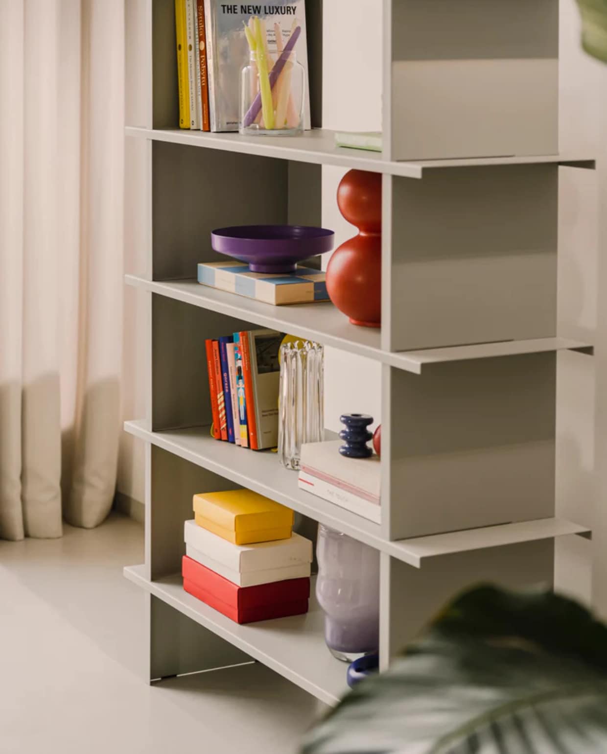 Shop op shop.vtwonen.nl: Noo.ma boekenkast Hes, duurzaam staal, pebble grey, 120x37x156 cm (bxdxh) € 1399,-. Noo.ma
