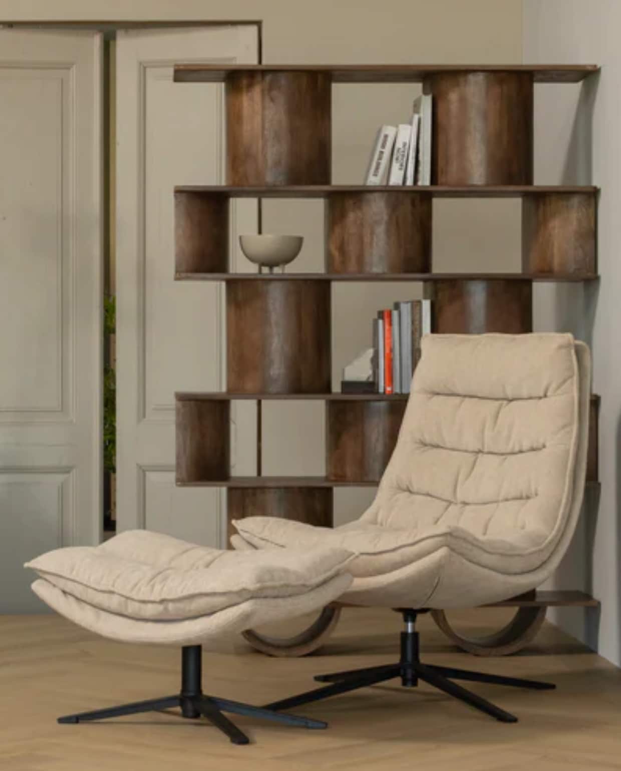 Shop op shop.vtwonen.nl: Woood boekenkast Sinne, mangohout, walnoot/bruin, 130x35x180 cm (bxdxh) € 999,-. Woood