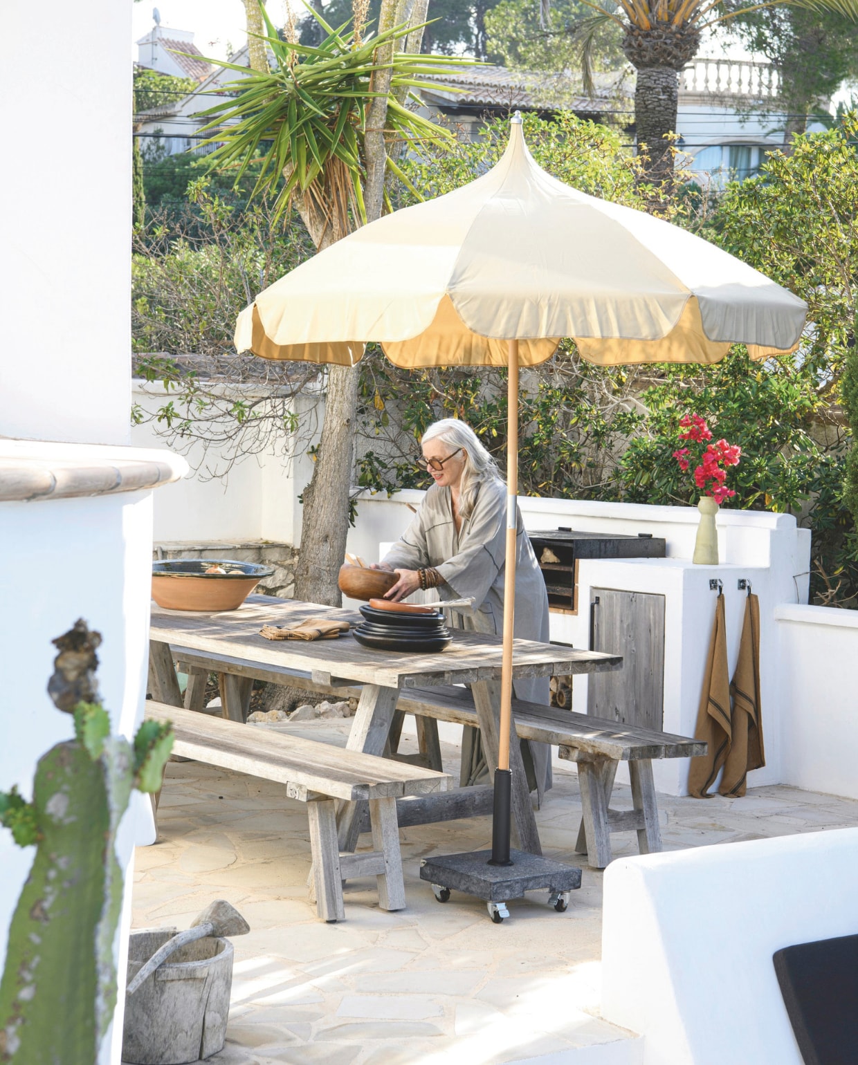 Picknicktafel Manu, parasol Ferm Living, borden Indigena, saladeschaal en grote schaal lokale markt, theedoeken Haomy. vtwonen 8-2025 | styling Inge van Lieshout | fotografie Louis Lemaire