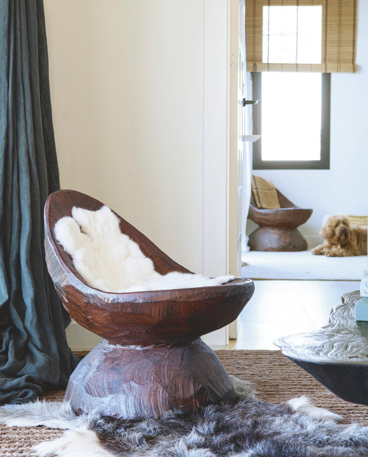 Houten stoel vintage. Witte schapenvacht, vacht op de grond Wowowool, kleed Vanghent. vtwonen 8-2025 | styling Inge van Lieshout | fotografie Louis Lemaire