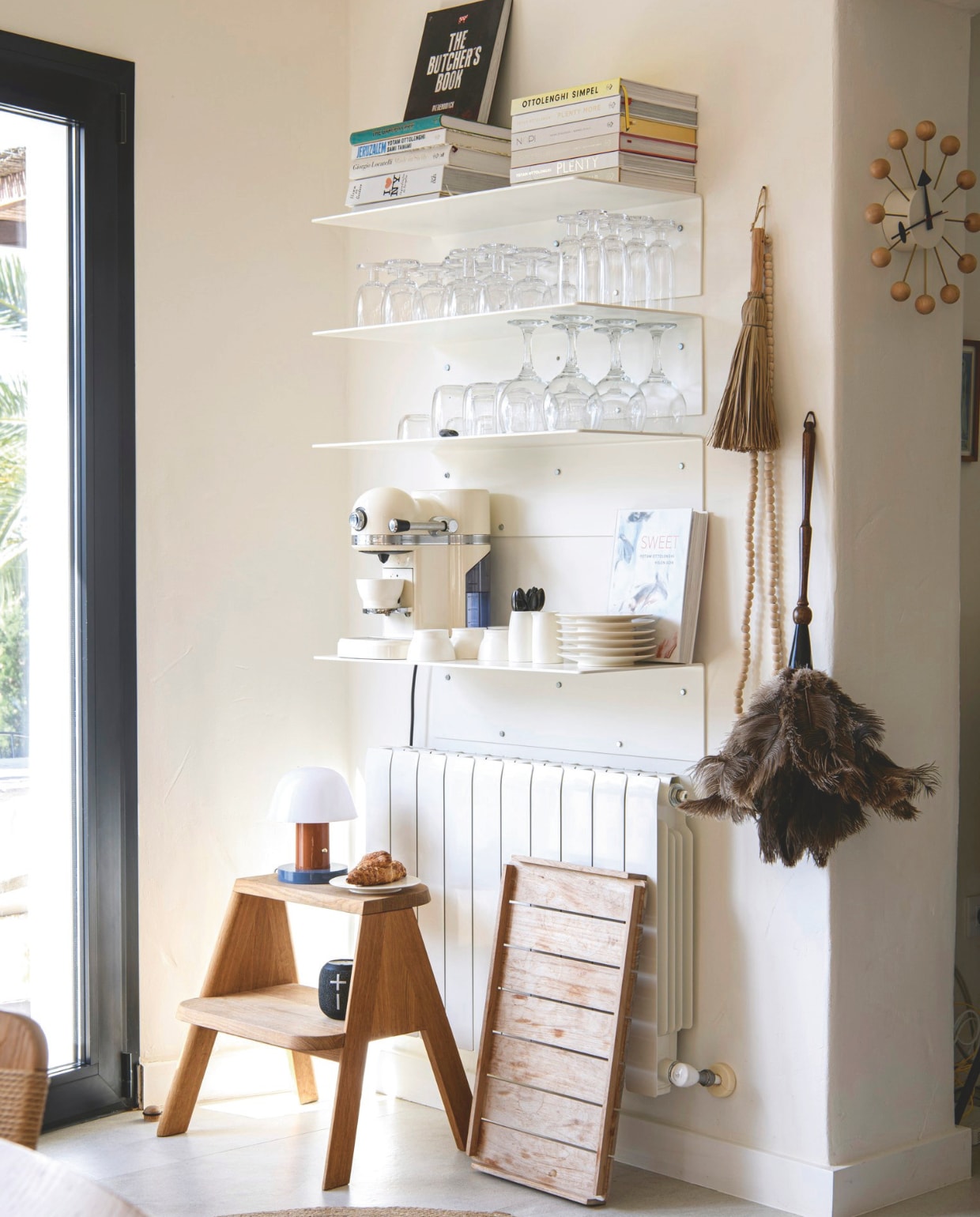 Trapje Hay, lamp &Tradition, dienblad Carl Hansen. Boekenplanken, glazen en servies Serax. Koffiezetapparaat KitchenAid, vloerkleed Ferm Living, plumeau lokale markt. vtwonen 8-2025 | styling Inge van Lieshout | fotografie Louis Lemaire