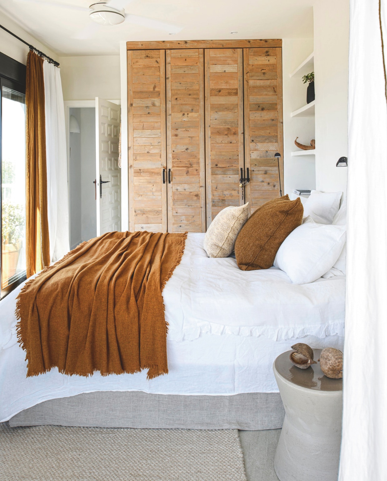 Bed Bedding & Beyond. Beddengoed, sprei, kussens en gordijnen Maison de Vacances. Bijzettafel Serax. Inbouwkasten lokale timmerman. vtwonen 8-2025 | styling Inge van Lieshout | fotografie Louis Lemaire