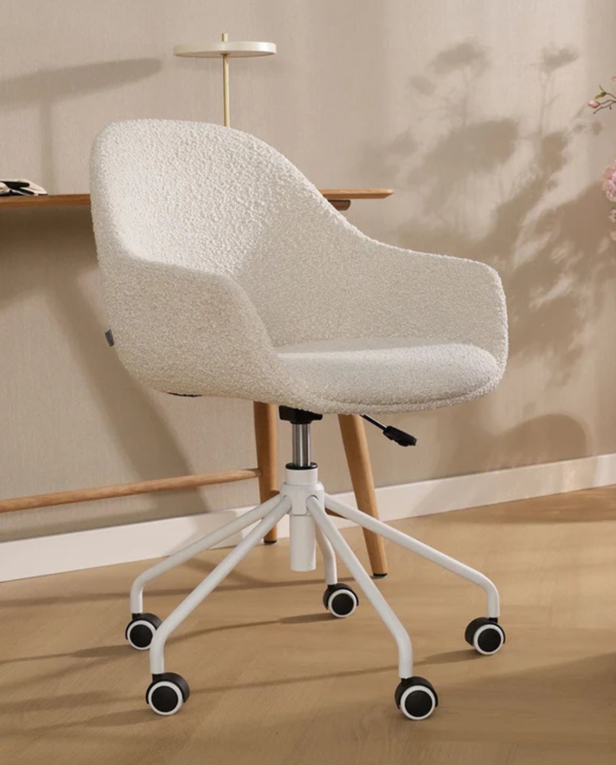 Shop op shop.vtwonen.nl: Nolon bureaustoel Nout-Mae, bouclé, beige, 58x60x85 xm (bxdxh) € 239,-. Overige productinformatie onbekend.  Nolon