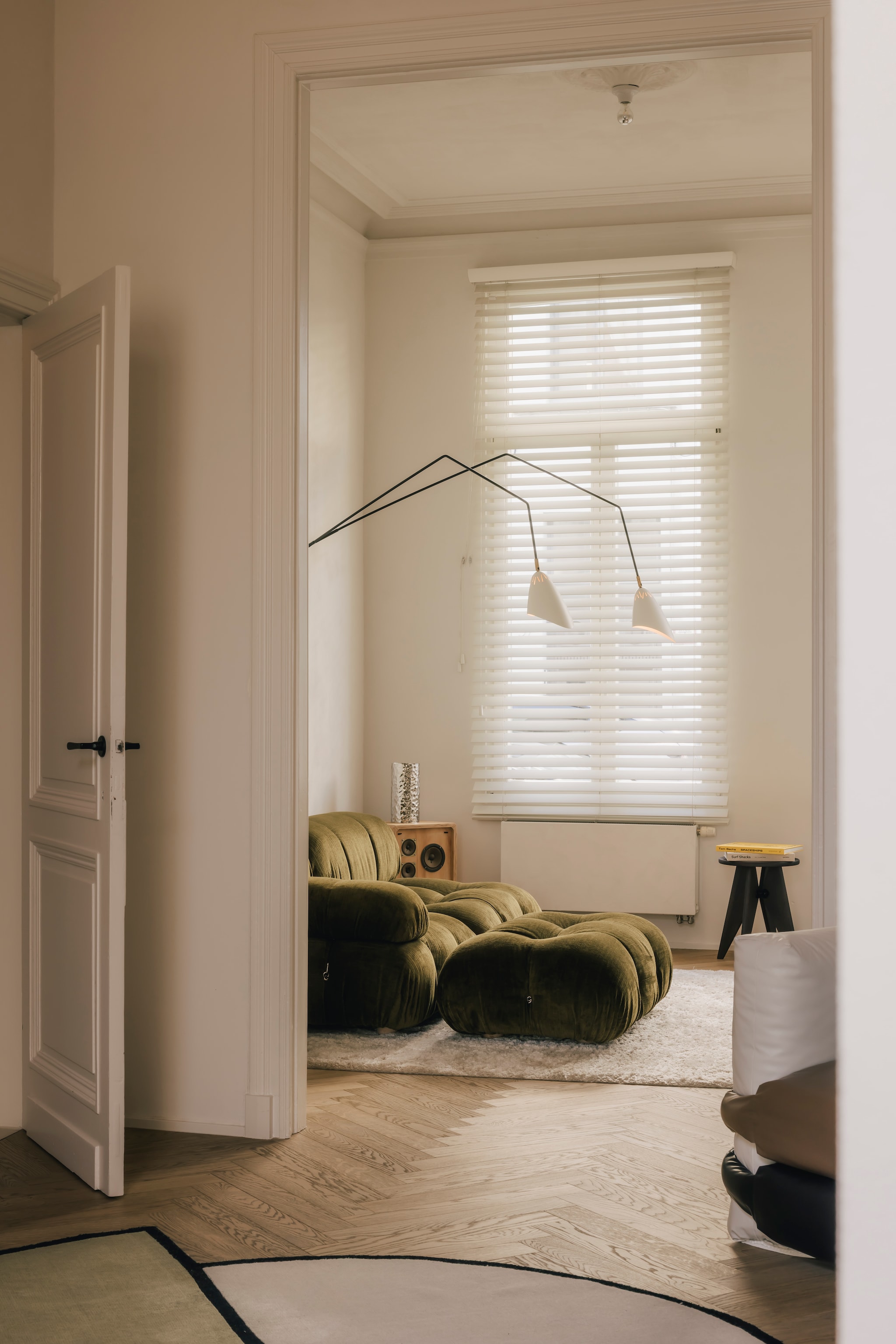 Achter bank Camaleonda van B&B Italia een handgemaakte geluidsbox door kunstenaar Daan Gielis (1988-2023). Aan de wand een prototype wandlamp van Dim Atelier door Vladimir Slavov. Stijlvol wonen 9-2025 | Katoo Peeters