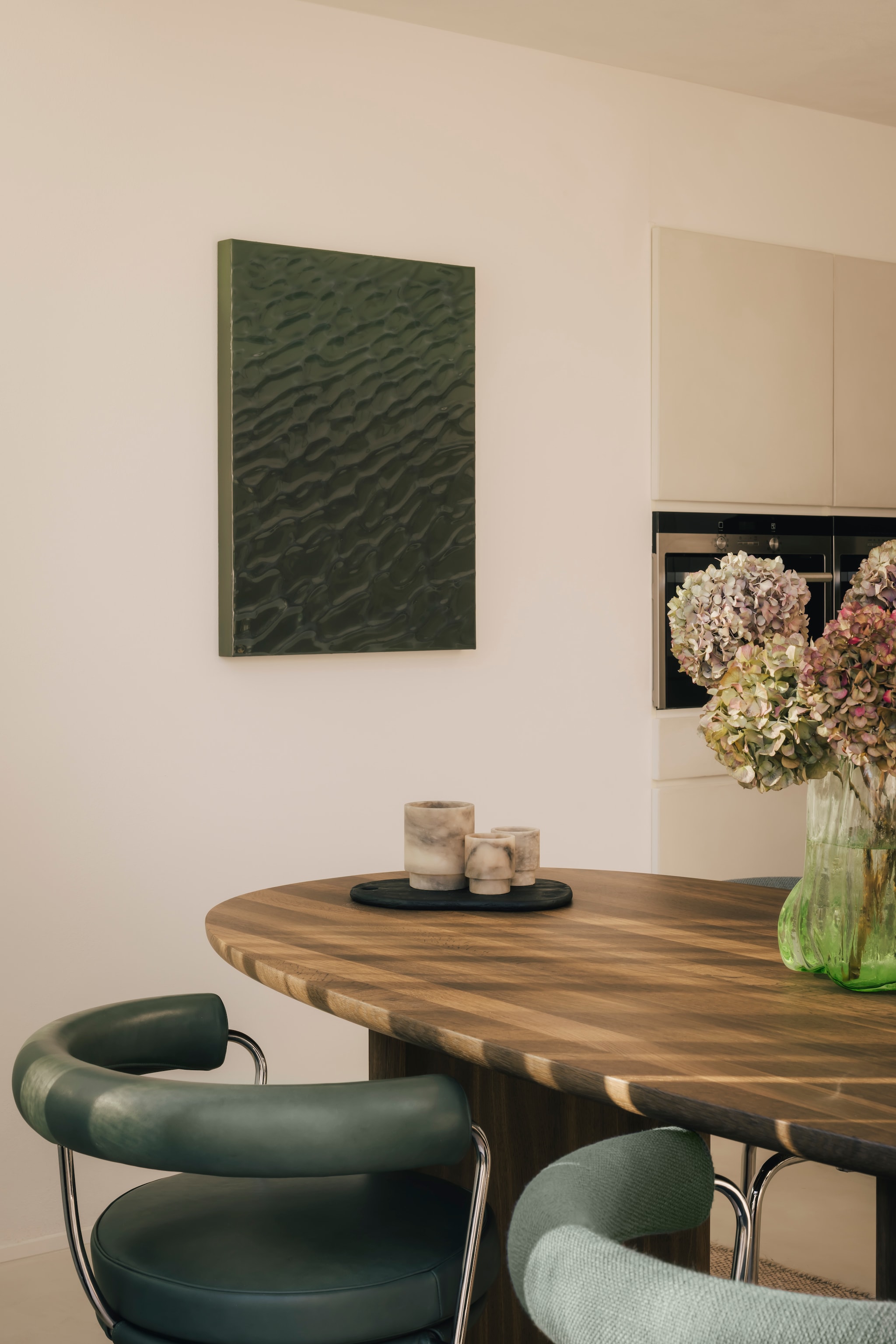 Het uit hars opgetrokken werk met golf-patroon van Guillaume Grando, oftewel SupaKitch uit Marseille boven tafel Dew van de Nederlandse ontwerper Sabine Marcelis. Stijlvol wonen 9-2025 | Katoo Peeters